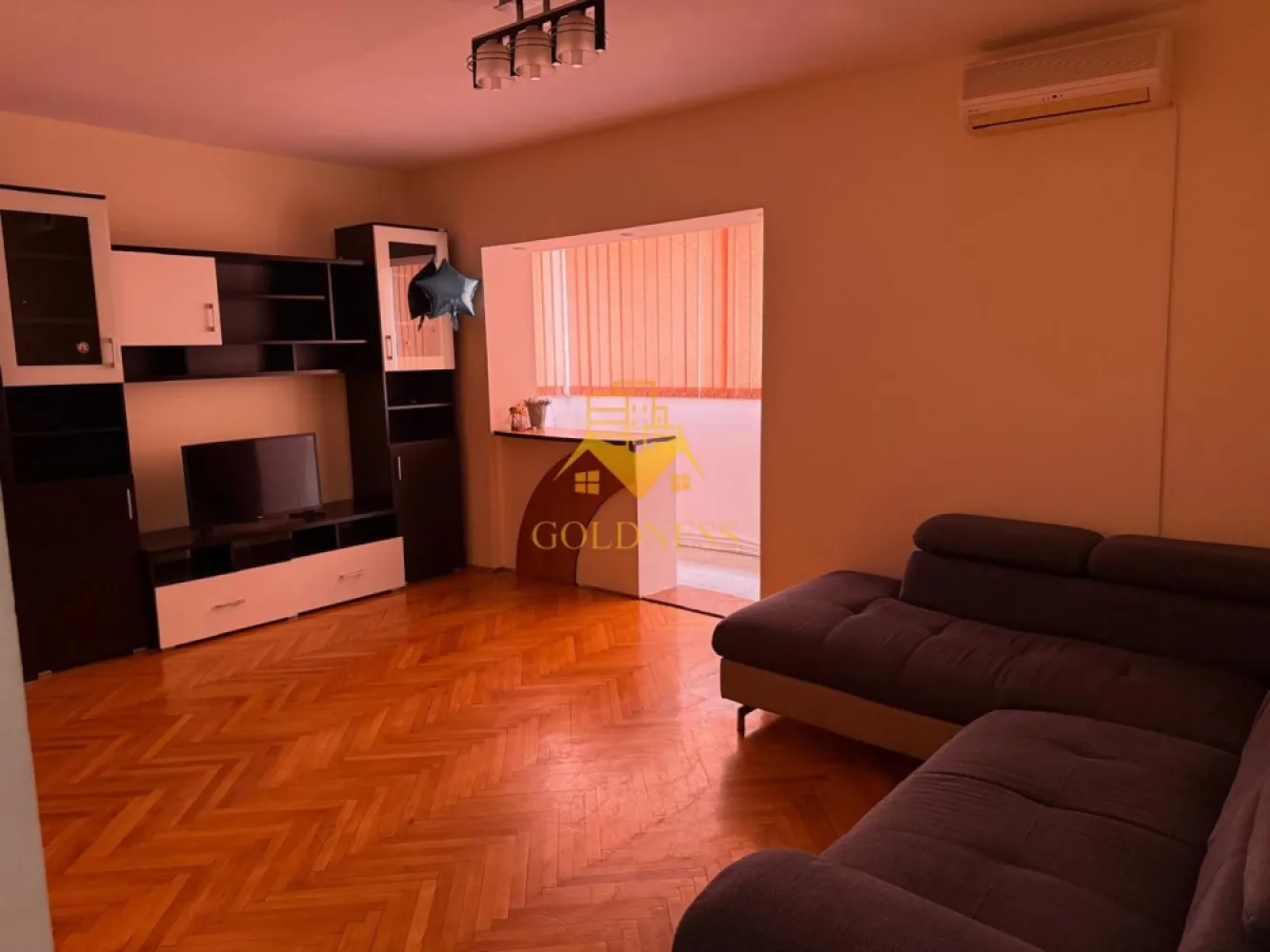 4 camere decomandate, Zorilor, UMF, Observatorului, AC, Profi. - GOLDNESS Imobiliare vă propune spre închiriere un apartament cu 4 camere complet mobilat și utilat, la etajul 1 într-un imobil de 3 etaje, în Cartierul Zorilor. Loc de parcare disponibil la liber! Se află în apropierea stațiilor de transport în comun, magazine, restaurante, spații verzi, farmacii, etc. Apartamentul este compartimentat astfel: - dormitor cu pat matrimonial, dressing, noptiere, dulap - dormitor cu canapea extensibila, dressing, dulap. - camera cu 2 birouri, balcon inchis - living complet utila și mobilat, canapea extensibilă, loc de servit masa, TV - baie cu cabina de dus, calorifer port prosop și dulap pentru depozitare. -baie cu cada. -bucatarie complet mobilata si utilata, loc de servit masa, debara Imobilul este dotat cu toate cele necesare- centrală proprie, frigider, aragaz, hotă, mașină de spălat haine, etc. Dacă sunteți interesați de acest apartament și doriți să îl vizionați, dar și pentru alte oferte nu ezitați să ne contactați telefonic sau prin e-mail. Vă stăm la dispoziție! Pentru intermediere se percepe un comision de 50% din prețul chiriei! }}