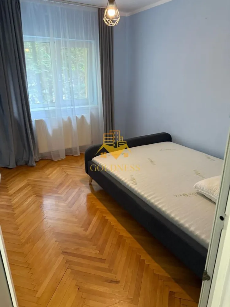 4 camere decomandate, Zorilor, UMF, Observatorului, AC, Profi. - GOLDNESS Imobiliare vă propune spre închiriere un apartament cu 4 camere complet mobilat și utilat, la etajul 1 într-un imobil de 3 etaje, în Cartierul Zorilor. Loc de parcare disponibil la liber! Se află în apropierea stațiilor de transport în comun, magazine, restaurante, spații verzi, farmacii, etc. Apartamentul este compartimentat astfel: - dormitor cu pat matrimonial, dressing, noptiere, dulap - dormitor cu canapea extensibila, dressing, dulap. - camera cu 2 birouri, balcon inchis - living complet utila și mobilat, canapea extensibilă, loc de servit masa, TV - baie cu cabina de dus, calorifer port prosop și dulap pentru depozitare. -baie cu cada. -bucatarie complet mobilata si utilata, loc de servit masa, debara Imobilul este dotat cu toate cele necesare- centrală proprie, frigider, aragaz, hotă, mașină de spălat haine, etc. Dacă sunteți interesați de acest apartament și doriți să îl vizionați, dar și pentru alte oferte nu ezitați să ne contactați telefonic sau prin e-mail. Vă stăm la dispoziție! Pentru intermediere se percepe un comision de 50% din prețul chiriei! }}