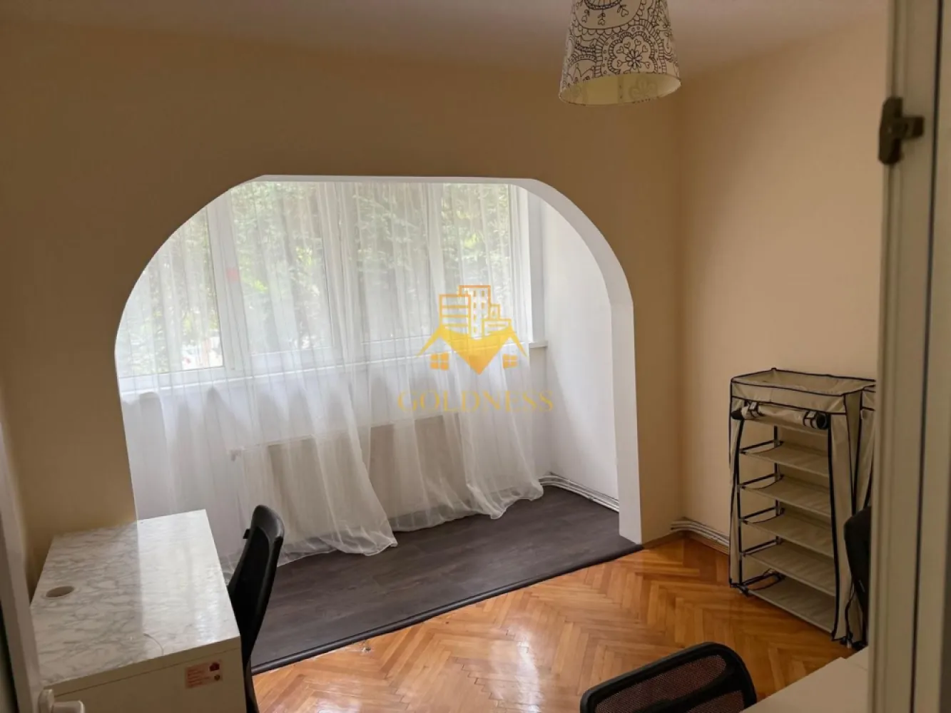 4 camere decomandate, Zorilor, UMF, Observatorului, AC, Profi. - GOLDNESS Imobiliare vă propune spre închiriere un apartament cu 4 camere complet mobilat și utilat, la etajul 1 într-un imobil de 3 etaje, în Cartierul Zorilor. Loc de parcare disponibil la liber! Se află în apropierea stațiilor de transport în comun, magazine, restaurante, spații verzi, farmacii, etc. Apartamentul este compartimentat astfel: - dormitor cu pat matrimonial, dressing, noptiere, dulap - dormitor cu canapea extensibila, dressing, dulap. - camera cu 2 birouri, balcon inchis - living complet utila și mobilat, canapea extensibilă, loc de servit masa, TV - baie cu cabina de dus, calorifer port prosop și dulap pentru depozitare. -baie cu cada. -bucatarie complet mobilata si utilata, loc de servit masa, debara Imobilul este dotat cu toate cele necesare- centrală proprie, frigider, aragaz, hotă, mașină de spălat haine, etc. Dacă sunteți interesați de acest apartament și doriți să îl vizionați, dar și pentru alte oferte nu ezitați să ne contactați telefonic sau prin e-mail. Vă stăm la dispoziție! Pentru intermediere se percepe un comision de 50% din prețul chiriei! }}