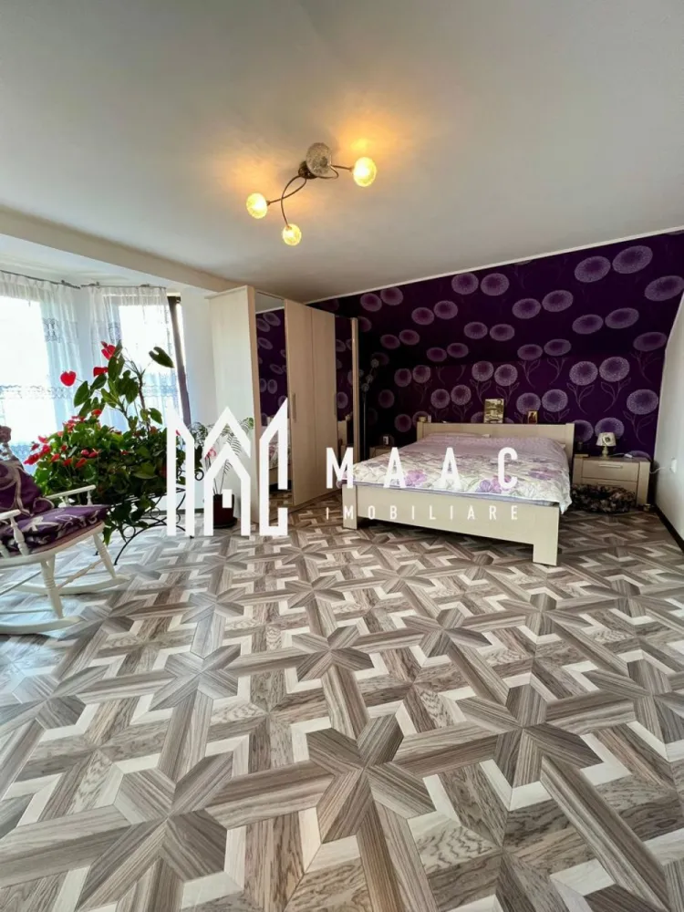 Casa individuala | 6 camere | Teren 863 MP | Selimbar - MAAC Imobiliare vă propune spre cumpărare o Casă/Vilă cu teren însumat de 863 mp. Suprafață si Configurație corp principal : Suprafață utilă: 155 mp Structurată pe două niveluri: parter, mansardă (+pod amenajat) Parterul oferă: Bucătărie open space cu loc de servire a mesei în suprafață totală de 30 mp Living cu ieșire la terasă Baie cu duș Birou sau cameră hobby Spațiu de depozitare Terasa acoperită perfecta pentru seri intime Mansarda include : Trei dormitoare ,unul matrimonial și două de copii Baie cu cadă de hidromasaj Pod amenajat utilizabil ca și loc de joacă sau dressing generos Curte : Garaj + carport Terasă liberă Curte pavată Grădină : 355 mp de zonă verde cu iaz de pești , loc de depozitare și foișor Suprafața si Configurația corp secundar: Rămâne să il descoperiți la vizionare Atuuri: Pretabilă două familii Trei căi de acces către Sibiu Zonă cu multă liniște și intimitate Orientare cardinală optimă E-S-V Pentru mai multe detalii, precizati telefonic ca ati vazut anuntul cu ID: CP2540800