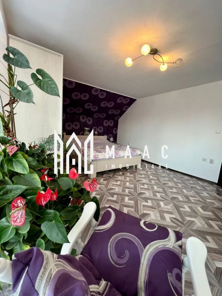 Casa individuala | 6 camere | Teren 863 MP | Selimbar - MAAC Imobiliare vă propune spre cumpărare o Casă/Vilă cu teren însumat de 863 mp. Suprafață si Configurație corp principal : Suprafață utilă: 155 mp Structurată pe două niveluri: parter, mansardă (+pod amenajat) Parterul oferă: Bucătărie open space cu loc de servire a mesei în suprafață totală de 30 mp Living cu ieșire la terasă Baie cu duș Birou sau cameră hobby Spațiu de depozitare Terasa acoperită perfecta pentru seri intime Mansarda include : Trei dormitoare ,unul matrimonial și două de copii Baie cu cadă de hidromasaj Pod amenajat utilizabil ca și loc de joacă sau dressing generos Curte : Garaj + carport Terasă liberă Curte pavată Grădină : 355 mp de zonă verde cu iaz de pești , loc de depozitare și foișor Suprafața si Configurația corp secundar: Rămâne să il descoperiți la vizionare Atuuri: Pretabilă două familii Trei căi de acces către Sibiu Zonă cu multă liniște și intimitate Orientare cardinală optimă E-S-V Pentru mai multe detalii, precizati telefonic ca ati vazut anuntul cu ID: CP2540800