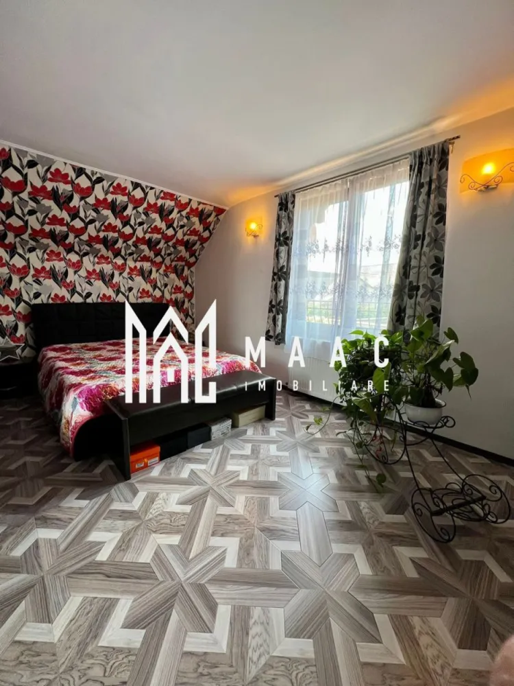 Casa individuala | 6 camere | Teren 863 MP | Selimbar - MAAC Imobiliare vă propune spre cumpărare o Casă/Vilă cu teren însumat de 863 mp. Suprafață si Configurație corp principal : Suprafață utilă: 155 mp Structurată pe două niveluri: parter, mansardă (+pod amenajat) Parterul oferă: Bucătărie open space cu loc de servire a mesei în suprafață totală de 30 mp Living cu ieșire la terasă Baie cu duș Birou sau cameră hobby Spațiu de depozitare Terasa acoperită perfecta pentru seri intime Mansarda include : Trei dormitoare ,unul matrimonial și două de copii Baie cu cadă de hidromasaj Pod amenajat utilizabil ca și loc de joacă sau dressing generos Curte : Garaj + carport Terasă liberă Curte pavată Grădină : 355 mp de zonă verde cu iaz de pești , loc de depozitare și foișor Suprafața si Configurația corp secundar: Rămâne să il descoperiți la vizionare Atuuri: Pretabilă două familii Trei căi de acces către Sibiu Zonă cu multă liniște și intimitate Orientare cardinală optimă E-S-V Pentru mai multe detalii, precizati telefonic ca ati vazut anuntul cu ID: CP2540800