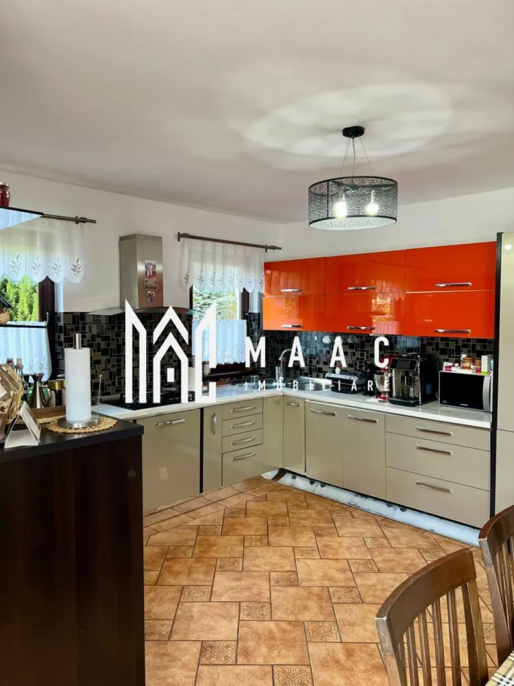 Casa individuala | 6 camere | Teren 863 MP | Selimbar - MAAC Imobiliare vă propune spre cumpărare o Casă/Vilă cu teren însumat de 863 mp. Suprafață si Configurație corp principal : Suprafață utilă: 155 mp Structurată pe două niveluri: parter, mansardă (+pod amenajat) Parterul oferă: Bucătărie open space cu loc de servire a mesei în suprafață totală de 30 mp Living cu ieșire la terasă Baie cu duș Birou sau cameră hobby Spațiu de depozitare Terasa acoperită perfecta pentru seri intime Mansarda include : Trei dormitoare ,unul matrimonial și două de copii Baie cu cadă de hidromasaj Pod amenajat utilizabil ca și loc de joacă sau dressing generos Curte : Garaj + carport Terasă liberă Curte pavată Grădină : 355 mp de zonă verde cu iaz de pești , loc de depozitare și foișor Suprafața si Configurația corp secundar: Rămâne să il descoperiți la vizionare Atuuri: Pretabilă două familii Trei căi de acces către Sibiu Zonă cu multă liniște și intimitate Orientare cardinală optimă E-S-V Pentru mai multe detalii, precizati telefonic ca ati vazut anuntul cu ID: CP2540800