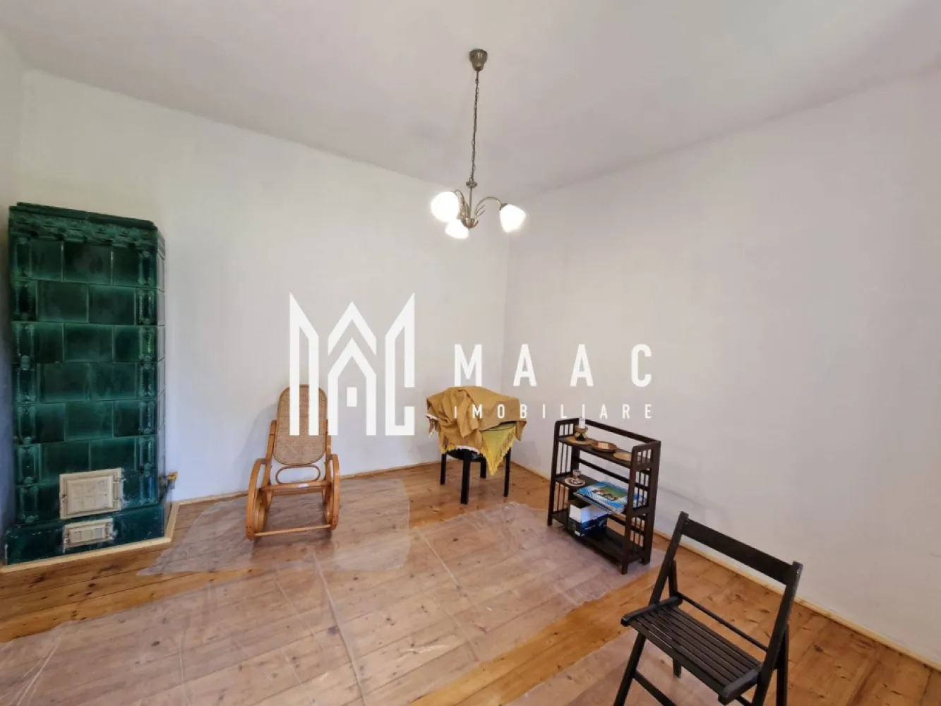 Aparatement 2 Camere | 51MPU | Pivnita | Central - MAAC Imobiliare vă propune spre vânzare un apartament la casă situat în zona Centrală a Sibiului, o proprietate potrivită atât pentru locuință, cât și pentru investiție imobiliară în regim de închiriere sau hotelier. Apartamentul beneficiază de o amplasare excelentă, în proximitatea Centrului Istoric, cu acces facil la mijloace de transport și la principalele atracții ale orașului.

Imobilul are o suprafață utilă de 51 MPU, la care se adaugă o logie închisă de 5,2 MPU, rezultând o suprafață totală de 56,2 MPU, și o suprafață construită de 78 MPU. Compartimentarea este practică și funcțională, oferind spații bine delimitate.

Compartimentare:
-2 camere
-Bucătărie separată
-Baie
-Cămară
-Logie închisă

Proprietatea dispune suplimentar de 2 pivnițe, o magazie în curte și o cotă de teren de 78 mp, aspecte care adaugă valoare și funcționalitate, mai ales pentru depozitare sau amenajări suplimentare.

Datorită poziționării centrale în Sibiu și a configurației sale, apartamentul reprezintă o oportunitate de achiziție pentru investiție, fiind ideal pentru închiriere pe termen lung sau utilizare în regim hotelier.

Pentru mai multe detalii, vă rugăm să ne contactați specificând CP2563384.