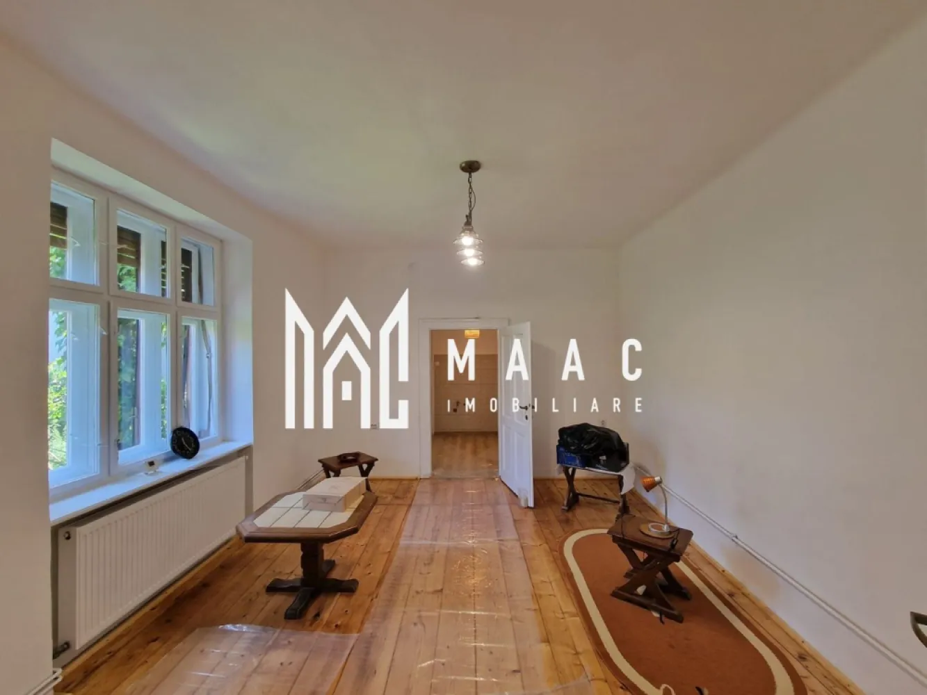 Aparatement 2 Camere | 51MPU | Pivnita | Central - MAAC Imobiliare vă propune spre vânzare un apartament la casă situat în zona Centrală a Sibiului, o proprietate potrivită atât pentru locuință, cât și pentru investiție imobiliară în regim de închiriere sau hotelier. Apartamentul beneficiază de o amplasare excelentă, în proximitatea Centrului Istoric, cu acces facil la mijloace de transport și la principalele atracții ale orașului.

Imobilul are o suprafață utilă de 51 MPU, la care se adaugă o logie închisă de 5,2 MPU, rezultând o suprafață totală de 56,2 MPU, și o suprafață construită de 78 MPU. Compartimentarea este practică și funcțională, oferind spații bine delimitate.

Compartimentare:
-2 camere
-Bucătărie separată
-Baie
-Cămară
-Logie închisă

Proprietatea dispune suplimentar de 2 pivnițe, o magazie în curte și o cotă de teren de 78 mp, aspecte care adaugă valoare și funcționalitate, mai ales pentru depozitare sau amenajări suplimentare.

Datorită poziționării centrale în Sibiu și a configurației sale, apartamentul reprezintă o oportunitate de achiziție pentru investiție, fiind ideal pentru închiriere pe termen lung sau utilizare în regim hotelier.

Pentru mai multe detalii, vă rugăm să ne contactați specificând CP2563384.