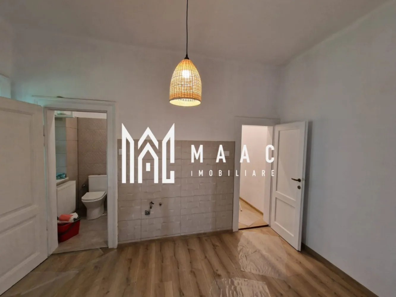 Aparatement 2 Camere | 51MPU | Pivnita | Central - MAAC Imobiliare vă propune spre vânzare un apartament la casă situat în zona Centrală a Sibiului, o proprietate potrivită atât pentru locuință, cât și pentru investiție imobiliară în regim de închiriere sau hotelier. Apartamentul beneficiază de o amplasare excelentă, în proximitatea Centrului Istoric, cu acces facil la mijloace de transport și la principalele atracții ale orașului.

Imobilul are o suprafață utilă de 51 MPU, la care se adaugă o logie închisă de 5,2 MPU, rezultând o suprafață totală de 56,2 MPU, și o suprafață construită de 78 MPU. Compartimentarea este practică și funcțională, oferind spații bine delimitate.

Compartimentare:
-2 camere
-Bucătărie separată
-Baie
-Cămară
-Logie închisă

Proprietatea dispune suplimentar de 2 pivnițe, o magazie în curte și o cotă de teren de 78 mp, aspecte care adaugă valoare și funcționalitate, mai ales pentru depozitare sau amenajări suplimentare.

Datorită poziționării centrale în Sibiu și a configurației sale, apartamentul reprezintă o oportunitate de achiziție pentru investiție, fiind ideal pentru închiriere pe termen lung sau utilizare în regim hotelier.

Pentru mai multe detalii, vă rugăm să ne contactați specificând CP2563384.