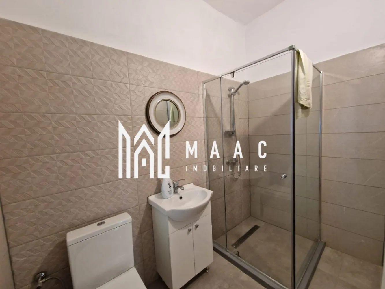 Aparatement 2 Camere | 51MPU | Pivnita | Central - MAAC Imobiliare vă propune spre vânzare un apartament la casă situat în zona Centrală a Sibiului, o proprietate potrivită atât pentru locuință, cât și pentru investiție imobiliară în regim de închiriere sau hotelier. Apartamentul beneficiază de o amplasare excelentă, în proximitatea Centrului Istoric, cu acces facil la mijloace de transport și la principalele atracții ale orașului.

Imobilul are o suprafață utilă de 51 MPU, la care se adaugă o logie închisă de 5,2 MPU, rezultând o suprafață totală de 56,2 MPU, și o suprafață construită de 78 MPU. Compartimentarea este practică și funcțională, oferind spații bine delimitate.

Compartimentare:
-2 camere
-Bucătărie separată
-Baie
-Cămară
-Logie închisă

Proprietatea dispune suplimentar de 2 pivnițe, o magazie în curte și o cotă de teren de 78 mp, aspecte care adaugă valoare și funcționalitate, mai ales pentru depozitare sau amenajări suplimentare.

Datorită poziționării centrale în Sibiu și a configurației sale, apartamentul reprezintă o oportunitate de achiziție pentru investiție, fiind ideal pentru închiriere pe termen lung sau utilizare în regim hotelier.

Pentru mai multe detalii, vă rugăm să ne contactați specificând CP2563384.