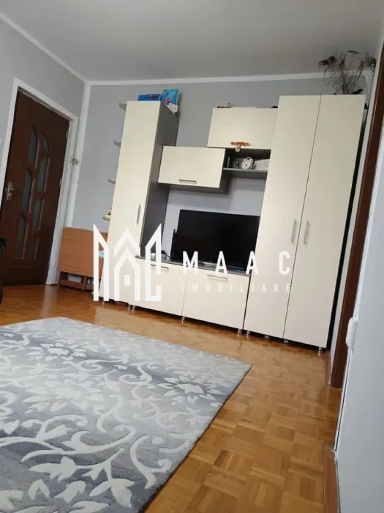 Apartament 2 camere mobilat | Pretabil investitie | Cedonia - MAAC Imobiliare vă prezintă un apartament cu 2 camere semidecomandat situat la etajul 4 cu pod deasupra in zona Cedonia.

Caracteristici:
Apartamentul este renovat și se vinde mobilat și utilat, fiind pregătit pentru mutare imediată.
Dispune de centrală termică proprie și calorifere.

Îmbunătățiri aduse:
Instalația electrică și cea sanitară au fost înlocuite integral în tot apartamentul.
Coloana de apă a fost schimbată și s-a realizat o instalație nouă interioară.
Locuința beneficiază de izolație exterioară.

Amplasament:
Situat în zona Cedonia, una dintre cele mai apreciate zone ale orașului.
În apropiere se găsesc centre comerciale, școli, grădinițe, stații de transport în comun, farmacii și alte servicii.

entru mai multe detalii precizati telefonic ca ati vazut anuntul cu ID: CP2809929