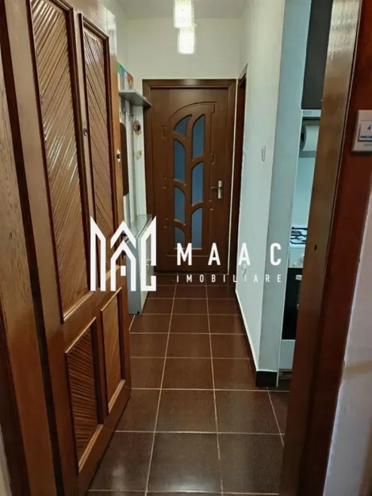 Apartament 2 camere mobilat | Pretabil investitie | Cedonia - MAAC Imobiliare vă prezintă un apartament cu 2 camere semidecomandat situat la etajul 4 cu pod deasupra in zona Cedonia.

Caracteristici:
Apartamentul este renovat și se vinde mobilat și utilat, fiind pregătit pentru mutare imediată.
Dispune de centrală termică proprie și calorifere.

Îmbunătățiri aduse:
Instalația electrică și cea sanitară au fost înlocuite integral în tot apartamentul.
Coloana de apă a fost schimbată și s-a realizat o instalație nouă interioară.
Locuința beneficiază de izolație exterioară.

Amplasament:
Situat în zona Cedonia, una dintre cele mai apreciate zone ale orașului.
În apropiere se găsesc centre comerciale, școli, grădinițe, stații de transport în comun, farmacii și alte servicii.

entru mai multe detalii precizati telefonic ca ati vazut anuntul cu ID: CP2809929