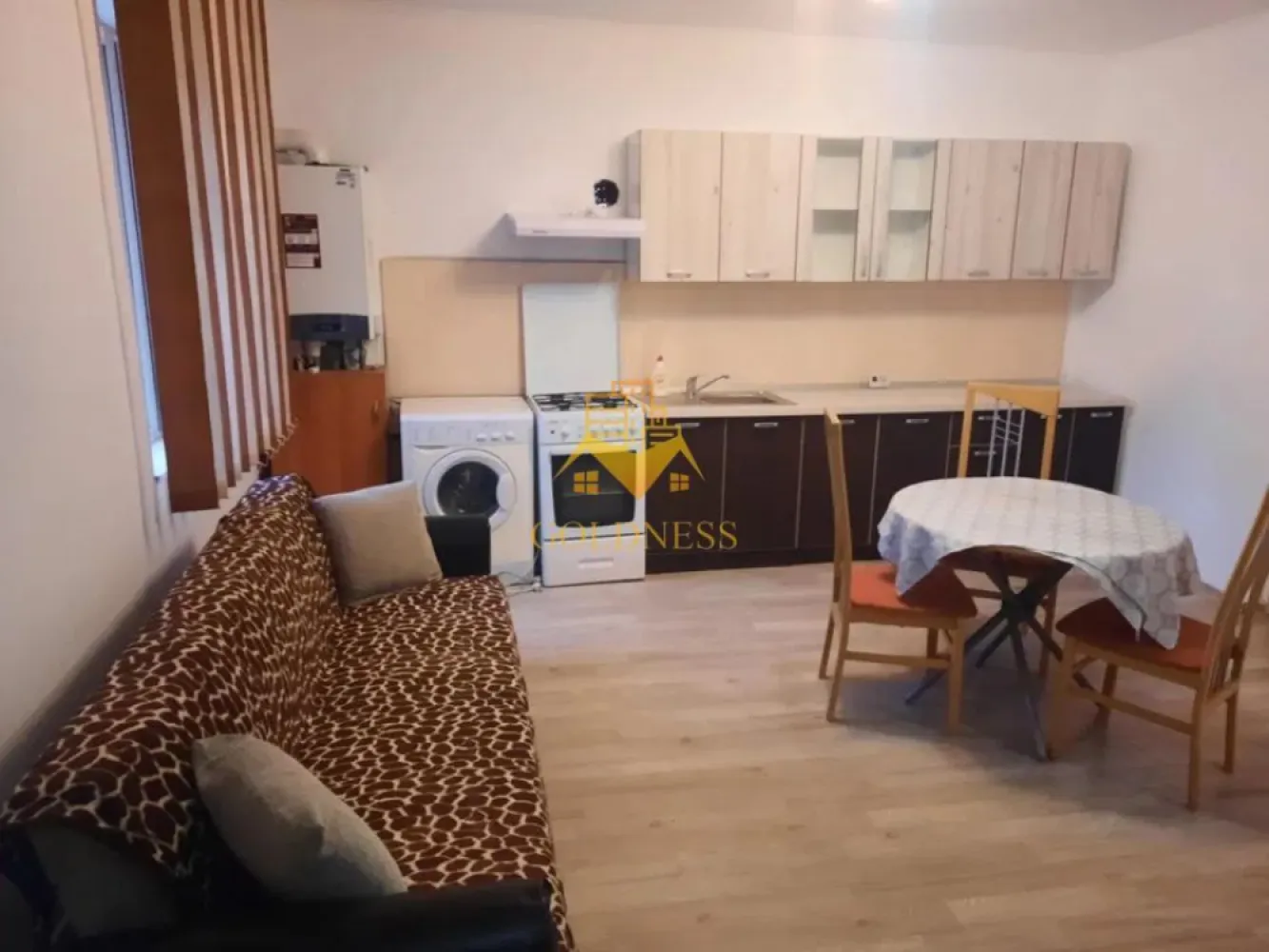 3 camere open space, Ultracentral, Paris, Record Park, The Office - GOLDNESS Imobiliare vă propune spre închiriere un apartament cu 3 camere open-space complet mobilat și utilat, la etajul 1 într-un imobil de 4 etaje, în Zona Centrala. Se află în apropierea stațiilor de transport în comun, magazine, restaurante, spații verzi, farmacii, scoli, etc. Apartamentul este compartimentat astfel: - dormitor cu pat matrimonial, dressing, noptiere - dormitor cu canapea extensibilă, dressing, noptiere - living cu bucatarie open-space complet utilată, canapea, loc de servit masa - baie cu cadă, calorifer port prosop și dulap pentru depozitare. Imobilul este dotat cu toate cele necesare- centrală proprie, mașină de spălat haine, frigider, hotă, microunde, etc. Dacă sunteți interesați de acest apartament și doriți să îl vizionați, dar și pentru alte oferte nu ezitați să ne contactați telefonic sau prin e-mail. Vă stăm la dispoziție! Pentru intermediere se percepe un comision de 50% din prețul chiriei! }}