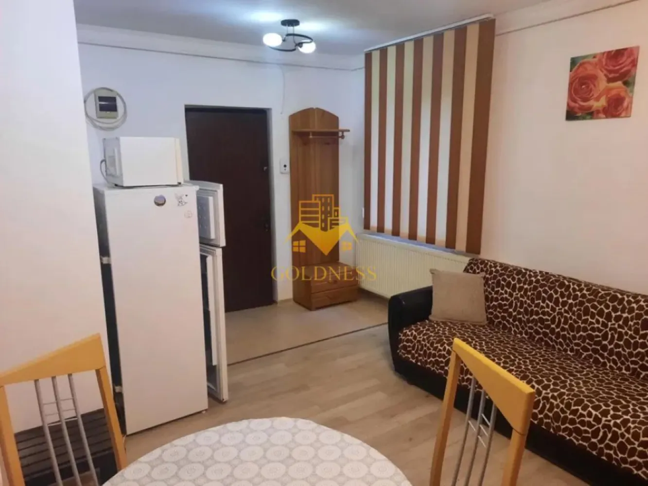 3 camere open space, Ultracentral, Paris, Record Park, The Office - GOLDNESS Imobiliare vă propune spre închiriere un apartament cu 3 camere open-space complet mobilat și utilat, la etajul 1 într-un imobil de 4 etaje, în Zona Centrala. Se află în apropierea stațiilor de transport în comun, magazine, restaurante, spații verzi, farmacii, scoli, etc. Apartamentul este compartimentat astfel: - dormitor cu pat matrimonial, dressing, noptiere - dormitor cu canapea extensibilă, dressing, noptiere - living cu bucatarie open-space complet utilată, canapea, loc de servit masa - baie cu cadă, calorifer port prosop și dulap pentru depozitare. Imobilul este dotat cu toate cele necesare- centrală proprie, mașină de spălat haine, frigider, hotă, microunde, etc. Dacă sunteți interesați de acest apartament și doriți să îl vizionați, dar și pentru alte oferte nu ezitați să ne contactați telefonic sau prin e-mail. Vă stăm la dispoziție! Pentru intermediere se percepe un comision de 50% din prețul chiriei! }}