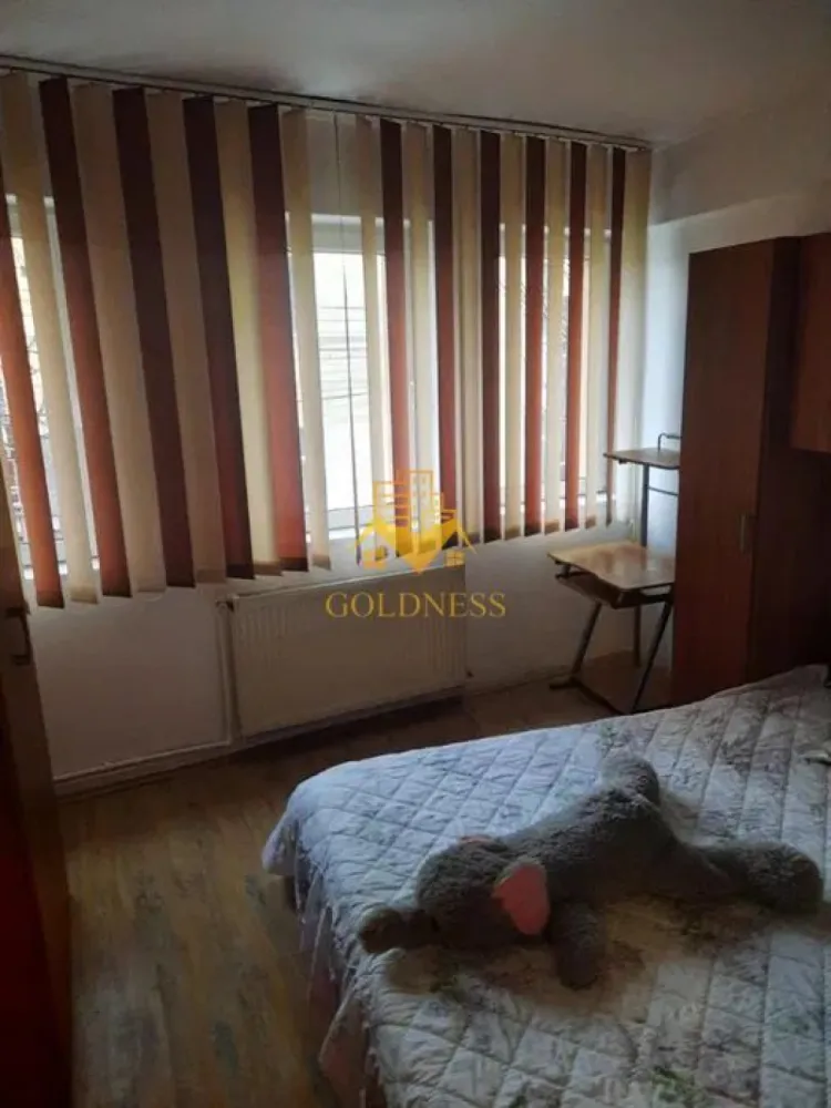 3 camere open space, Ultracentral, Paris, Record Park, The Office - GOLDNESS Imobiliare vă propune spre închiriere un apartament cu 3 camere open-space complet mobilat și utilat, la etajul 1 într-un imobil de 4 etaje, în Zona Centrala. Se află în apropierea stațiilor de transport în comun, magazine, restaurante, spații verzi, farmacii, scoli, etc. Apartamentul este compartimentat astfel: - dormitor cu pat matrimonial, dressing, noptiere - dormitor cu canapea extensibilă, dressing, noptiere - living cu bucatarie open-space complet utilată, canapea, loc de servit masa - baie cu cadă, calorifer port prosop și dulap pentru depozitare. Imobilul este dotat cu toate cele necesare- centrală proprie, mașină de spălat haine, frigider, hotă, microunde, etc. Dacă sunteți interesați de acest apartament și doriți să îl vizionați, dar și pentru alte oferte nu ezitați să ne contactați telefonic sau prin e-mail. Vă stăm la dispoziție! Pentru intermediere se percepe un comision de 50% din prețul chiriei! }}