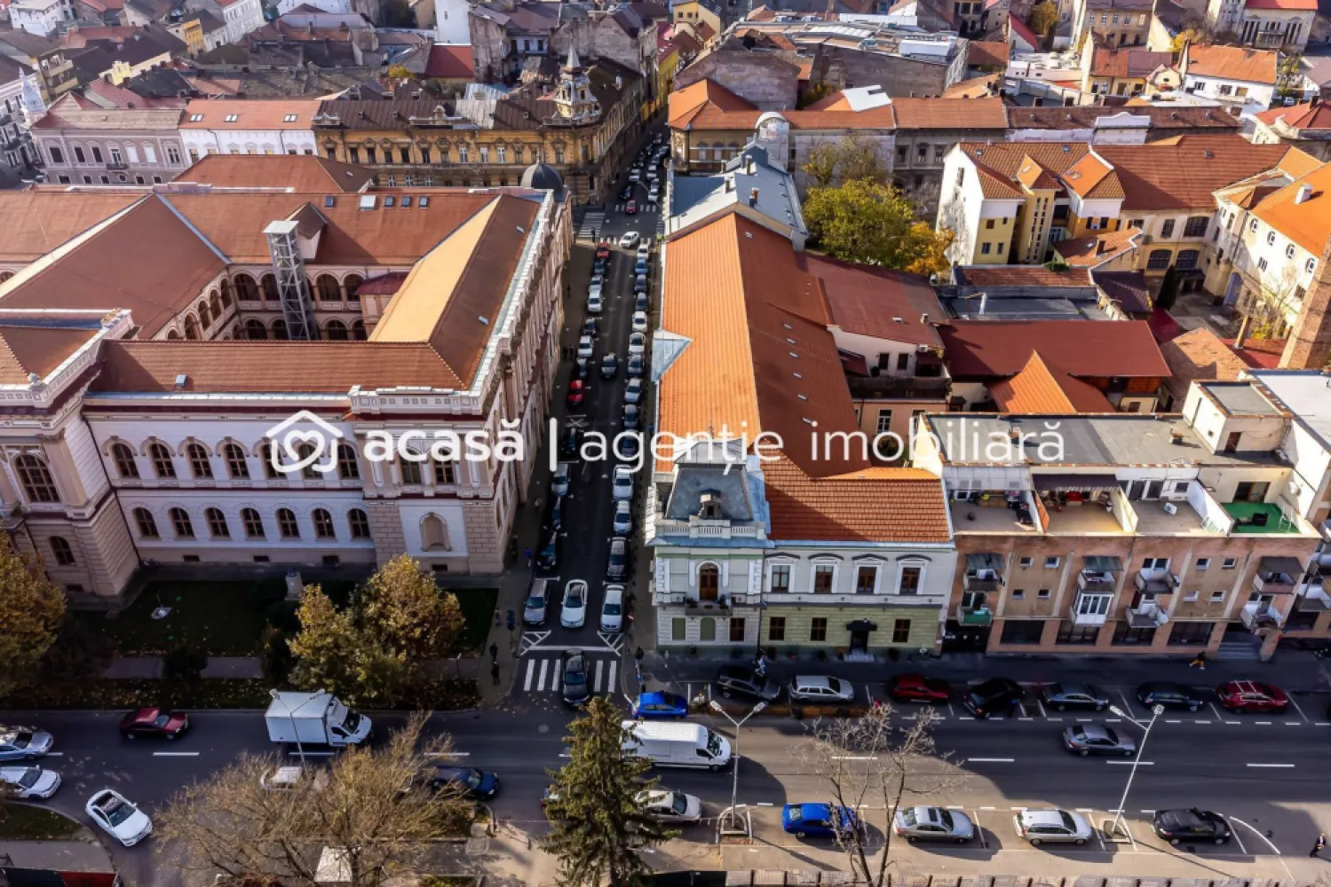 De închiriat spațiu ultracentral, ideal pentru multiple activități - Comision 0% O oportunitate excelentă pentru dezvoltarea unui business într-o zonă premium! Spațiul are o suprafață utilă de 146 mp, la care se adaugă terase generoase acoperite și descoperite de peste 350 mp, oferind un cadru versatil și atractiv. Datorită poziționării ultracentrale, pe Bulevardul Dragalina, pe malul Mureșului, locația beneficiază de vizibilitate foarte bună și acces facil. Spațiul este potrivit pentru o gamă largă de activități, precum: grădiniță / after school loc de joacă pentru copii / centru de activități restaurant, cafenea sau bistro alte concepte comerciale sau educaționale Imobilul necesită amenajare, oferind astfel libertatea de a-l personaliza complet în funcție de conceptul dorit. Ultimele imagini din anunt sunt propuneri de amenajare 📞 Pentru detalii și programarea unei vizionări: Blaga Flavius – 0754467525 Consultant imobiliar acreditat APAIR (Asociația Profesională a Agenților Imobiliari din România) Birou: ACASĂ | Agenție imobiliară Arad Adresă: Bulevardul Decebal 2, Arad 310133 }}