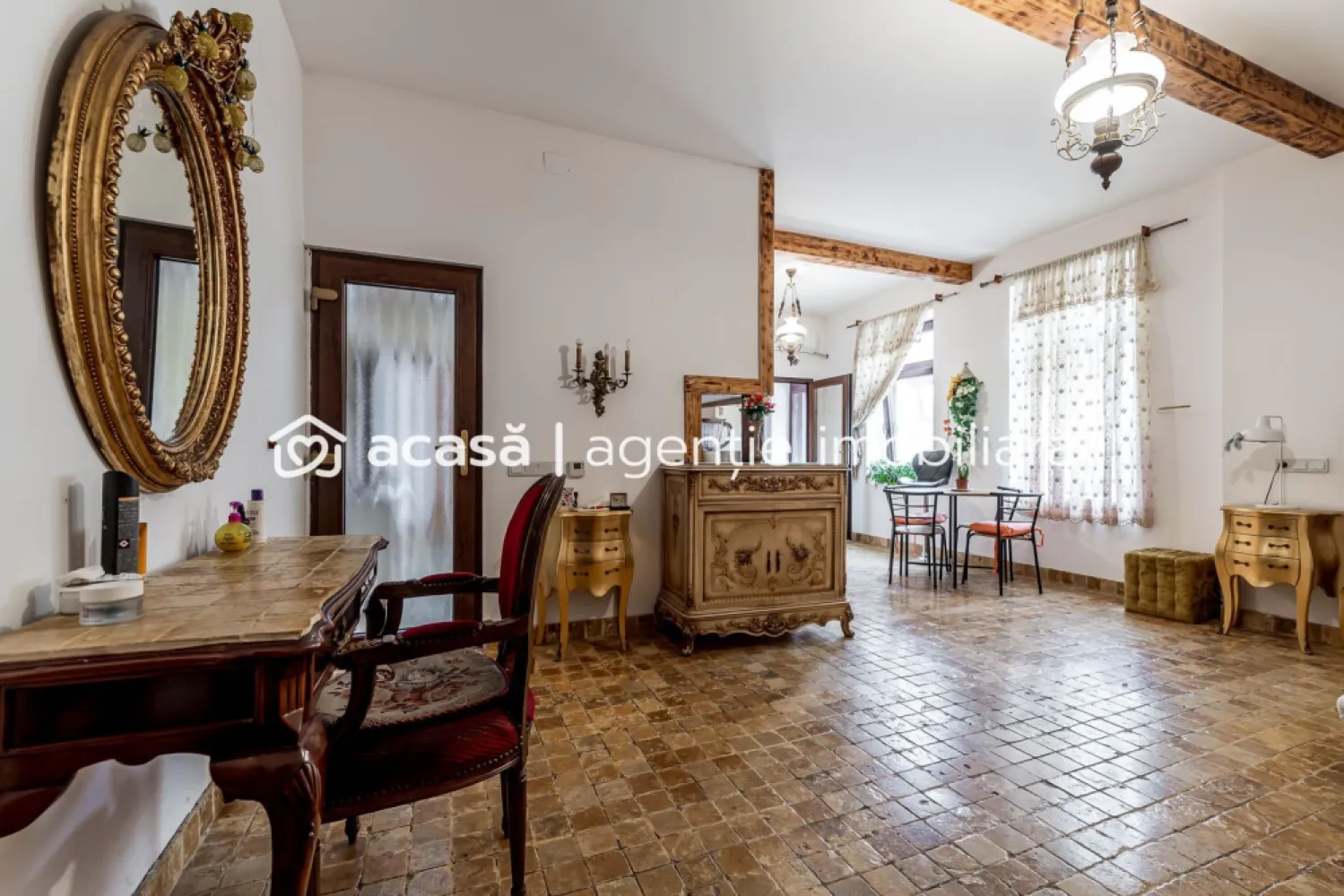 De închiriat spațiu ultracentral, ideal pentru multiple activități - Comision 0% O oportunitate excelentă pentru dezvoltarea unui business într-o zonă premium! Spațiul are o suprafață utilă de 146 mp, la care se adaugă terase generoase acoperite și descoperite de peste 350 mp, oferind un cadru versatil și atractiv. Datorită poziționării ultracentrale, pe Bulevardul Dragalina, pe malul Mureșului, locația beneficiază de vizibilitate foarte bună și acces facil. Spațiul este potrivit pentru o gamă largă de activități, precum: grădiniță / after school loc de joacă pentru copii / centru de activități restaurant, cafenea sau bistro alte concepte comerciale sau educaționale Imobilul necesită amenajare, oferind astfel libertatea de a-l personaliza complet în funcție de conceptul dorit. Ultimele imagini din anunt sunt propuneri de amenajare 📞 Pentru detalii și programarea unei vizionări: Blaga Flavius – 0754467525 Consultant imobiliar acreditat APAIR (Asociația Profesională a Agenților Imobiliari din România) Birou: ACASĂ | Agenție imobiliară Arad Adresă: Bulevardul Decebal 2, Arad 310133 }}