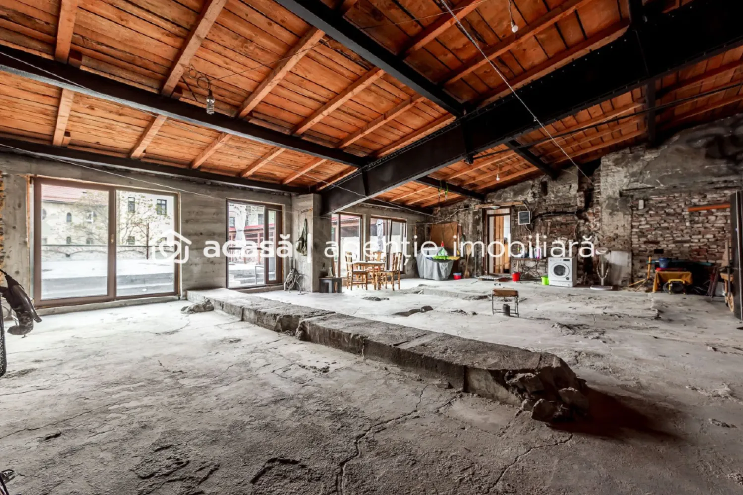 De închiriat spațiu ultracentral, ideal pentru multiple activități - Comision 0% O oportunitate excelentă pentru dezvoltarea unui business într-o zonă premium! Spațiul are o suprafață utilă de 146 mp, la care se adaugă terase generoase acoperite și descoperite de peste 350 mp, oferind un cadru versatil și atractiv. Datorită poziționării ultracentrale, pe Bulevardul Dragalina, pe malul Mureșului, locația beneficiază de vizibilitate foarte bună și acces facil. Spațiul este potrivit pentru o gamă largă de activități, precum: grădiniță / after school loc de joacă pentru copii / centru de activități restaurant, cafenea sau bistro alte concepte comerciale sau educaționale Imobilul necesită amenajare, oferind astfel libertatea de a-l personaliza complet în funcție de conceptul dorit. Ultimele imagini din anunt sunt propuneri de amenajare 📞 Pentru detalii și programarea unei vizionări: Blaga Flavius – 0754467525 Consultant imobiliar acreditat APAIR (Asociația Profesională a Agenților Imobiliari din România) Birou: ACASĂ | Agenție imobiliară Arad Adresă: Bulevardul Decebal 2, Arad 310133 }}