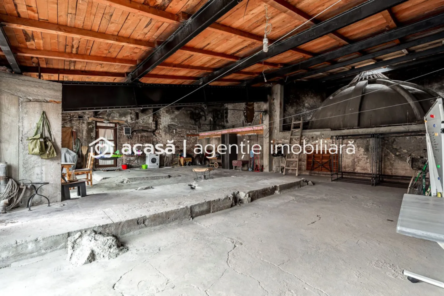 De închiriat spațiu ultracentral, ideal pentru multiple activități - Comision 0% O oportunitate excelentă pentru dezvoltarea unui business într-o zonă premium! Spațiul are o suprafață utilă de 146 mp, la care se adaugă terase generoase acoperite și descoperite de peste 350 mp, oferind un cadru versatil și atractiv. Datorită poziționării ultracentrale, pe Bulevardul Dragalina, pe malul Mureșului, locația beneficiază de vizibilitate foarte bună și acces facil. Spațiul este potrivit pentru o gamă largă de activități, precum: grădiniță / after school loc de joacă pentru copii / centru de activități restaurant, cafenea sau bistro alte concepte comerciale sau educaționale Imobilul necesită amenajare, oferind astfel libertatea de a-l personaliza complet în funcție de conceptul dorit. Ultimele imagini din anunt sunt propuneri de amenajare 📞 Pentru detalii și programarea unei vizionări: Blaga Flavius – 0754467525 Consultant imobiliar acreditat APAIR (Asociația Profesională a Agenților Imobiliari din România) Birou: ACASĂ | Agenție imobiliară Arad Adresă: Bulevardul Decebal 2, Arad 310133 }}