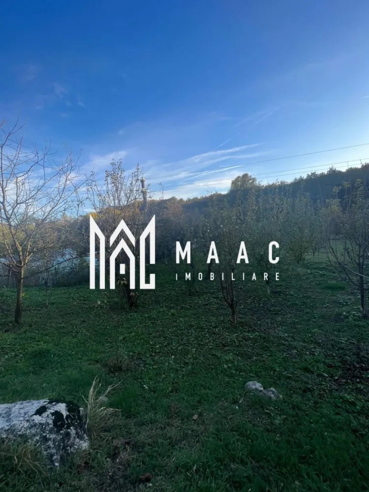 Casa cu livada | Bujoreni | 1550 mp - MAAC Imobiliare vă propune spre vânzare o casă bătrânească, situată în comuna Bujoreni, zona Gura Văii, într-un cadru natural deosebit, perfect pentru cei care își doresc liniște, aer curat și apropierea de oraș. Proprietatea are o suprafață construită de 80 mp și este amplasată pe un teren generos de 1.550 mp, pe care se află și o livadă cu pomi fructiferi. Caracteristici principale: * Suprafață construită: 80 mp * Suprafață teren: 1.550 mp * Deschidere generoasă la drum principal * Categorie teren: intravilan * Utilități disponibile: * Apă curentă * Energie electrică * Gazele se află la limita proprietății * Acces facil direct din drum * Pe teren se află o livadă bine întreținută, ideală pentru relaxare sau grădinărit Locație: Proprietatea este situată în Gura Văii, Bujoreni, pe drumul care duce către Mănăstirea Frăsinei, la o distanță de aproximativ 10-15 minute de Râmnicu Vâlcea. Zona este una liniștită, cu acces facil și vecinătăți îngrijite, ideală pentru o locuință permanentă sau o casă de vacanță. O oportunitate excelentă pentru cei care caută o proprietate cu potențial, cu deschidere generoasă la stradă, într-o zonă frumoasă și ușor accesibilă, aproape de oraș, dar în mijlocul naturii! Pentru mai multe detalii sau pentru programarea unei vizionări, contactați echipa MAAC Imobiliare, specificand ID: CP2796900 - SP }}