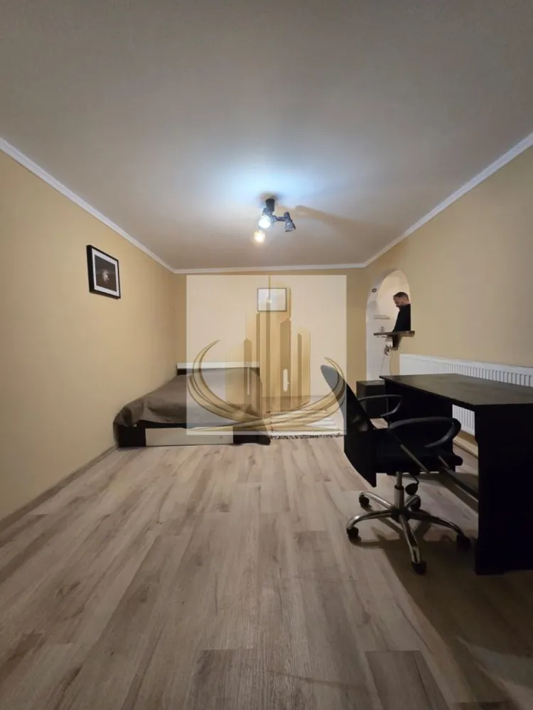 Apartament 1 cameră, 32 mp, balcon închis, complet mobilat - Grand Mobilis Imobiliare vă propune spre închiriere un apartament cu 1 cameră, situat într-o zonă liniștită, pe strada Traian Novac nr. 9. Locuința are o suprafață de 32 mp și este compartimentată eficient, fiind compusă dintr-o cameră spațioasă (peste 16 mp), bucătărie separată, baie, hol și balcon închis cu tâmplărie termopan pe toată suprafața. Apartamentul este complet mobilat și utilat, fiind dotat cu aragaz, mașină de spălat, precum și conexiune la internet/Wi-Fi, oferind astfel toate condițiile necesare pentru un trai confortabil. Încălzirea se realizează în prezent prin sistemul centralizat Colterm, cu mențiunea că imobilul urmează să beneficieze de centrală termică proprie în cursul acestui an, ceea ce va asigura un plus de confort și eficiență energetică. Proprietatea este ideală pentru o persoană sau un cuplu care își dorește un spațiu practic și bine poziționat. Pentru mai multe detalii sau programarea unei vizionări, vă stăm cu drag la dispoziție. }}