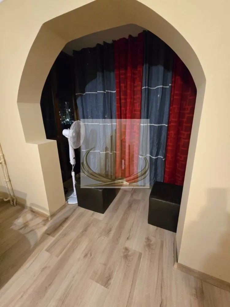 Apartament 1 cameră, 32 mp, balcon închis, complet mobilat - Grand Mobilis Imobiliare vă propune spre închiriere un apartament cu 1 cameră, situat într-o zonă liniștită, pe strada Traian Novac nr. 9. Locuința are o suprafață de 32 mp și este compartimentată eficient, fiind compusă dintr-o cameră spațioasă (peste 16 mp), bucătărie separată, baie, hol și balcon închis cu tâmplărie termopan pe toată suprafața. Apartamentul este complet mobilat și utilat, fiind dotat cu aragaz, mașină de spălat, precum și conexiune la internet/Wi-Fi, oferind astfel toate condițiile necesare pentru un trai confortabil. Încălzirea se realizează în prezent prin sistemul centralizat Colterm, cu mențiunea că imobilul urmează să beneficieze de centrală termică proprie în cursul acestui an, ceea ce va asigura un plus de confort și eficiență energetică. Proprietatea este ideală pentru o persoană sau un cuplu care își dorește un spațiu practic și bine poziționat. Pentru mai multe detalii sau programarea unei vizionări, vă stăm cu drag la dispoziție. }}