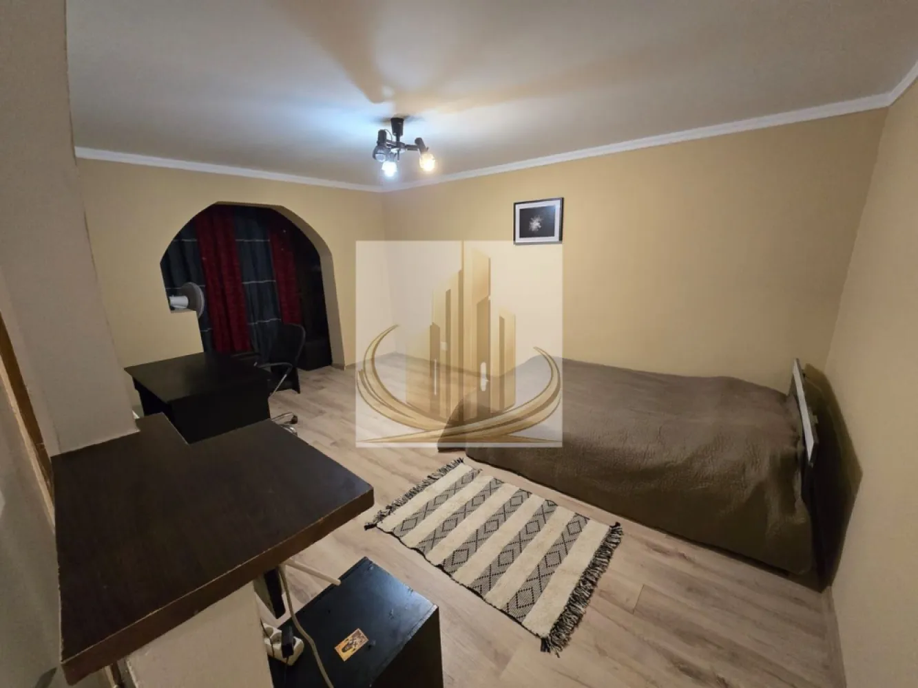 Apartament 1 cameră, 32 mp, balcon închis, complet mobilat - Grand Mobilis Imobiliare vă propune spre închiriere un apartament cu 1 cameră, situat într-o zonă liniștită, pe strada Traian Novac nr. 9. Locuința are o suprafață de 32 mp și este compartimentată eficient, fiind compusă dintr-o cameră spațioasă (peste 16 mp), bucătărie separată, baie, hol și balcon închis cu tâmplărie termopan pe toată suprafața. Apartamentul este complet mobilat și utilat, fiind dotat cu aragaz, mașină de spălat, precum și conexiune la internet/Wi-Fi, oferind astfel toate condițiile necesare pentru un trai confortabil. Încălzirea se realizează în prezent prin sistemul centralizat Colterm, cu mențiunea că imobilul urmează să beneficieze de centrală termică proprie în cursul acestui an, ceea ce va asigura un plus de confort și eficiență energetică. Proprietatea este ideală pentru o persoană sau un cuplu care își dorește un spațiu practic și bine poziționat. Pentru mai multe detalii sau programarea unei vizionări, vă stăm cu drag la dispoziție. }}