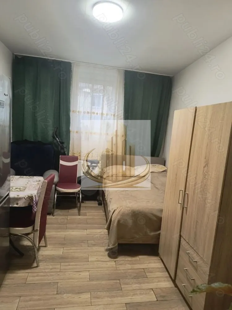 Apartament 1 cameră - Grand Mobilis Imobiliare vă propune spre închiriere un apartament situat la curte comună, ideal pentru persoanele care își doresc liniște și intimitate, într-un cadru plăcut. Locuința se prezintă în condiții foarte bune, fiind pregătită pentru mutare imediată și oferind toate facilitățile necesare unui trai confortabil, precum: • Centrală termică proprie și gaz • Geamuri termopan • Finisaje moderne (gresie și faianță) • Aer condiționat • Conexiune internet • Curte comună, ideală pentru un plus de confort Apartamentul este potrivit pentru cei care caută o locuință practică, bine întreținută și disponibilă imediat. Pentru mai multe informații sau programarea unei vizionări, echipa Grand Mobilis Imobiliare vă stă la dispoziție. }}