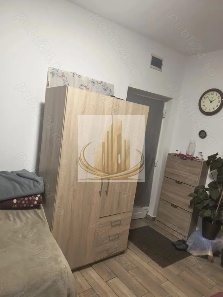 Apartament 1 cameră - Grand Mobilis Imobiliare vă propune spre închiriere un apartament situat la curte comună, ideal pentru persoanele care își doresc liniște și intimitate, într-un cadru plăcut. Locuința se prezintă în condiții foarte bune, fiind pregătită pentru mutare imediată și oferind toate facilitățile necesare unui trai confortabil, precum: • Centrală termică proprie și gaz • Geamuri termopan • Finisaje moderne (gresie și faianță) • Aer condiționat • Conexiune internet • Curte comună, ideală pentru un plus de confort Apartamentul este potrivit pentru cei care caută o locuință practică, bine întreținută și disponibilă imediat. Pentru mai multe informații sau programarea unei vizionări, echipa Grand Mobilis Imobiliare vă stă la dispoziție. }}