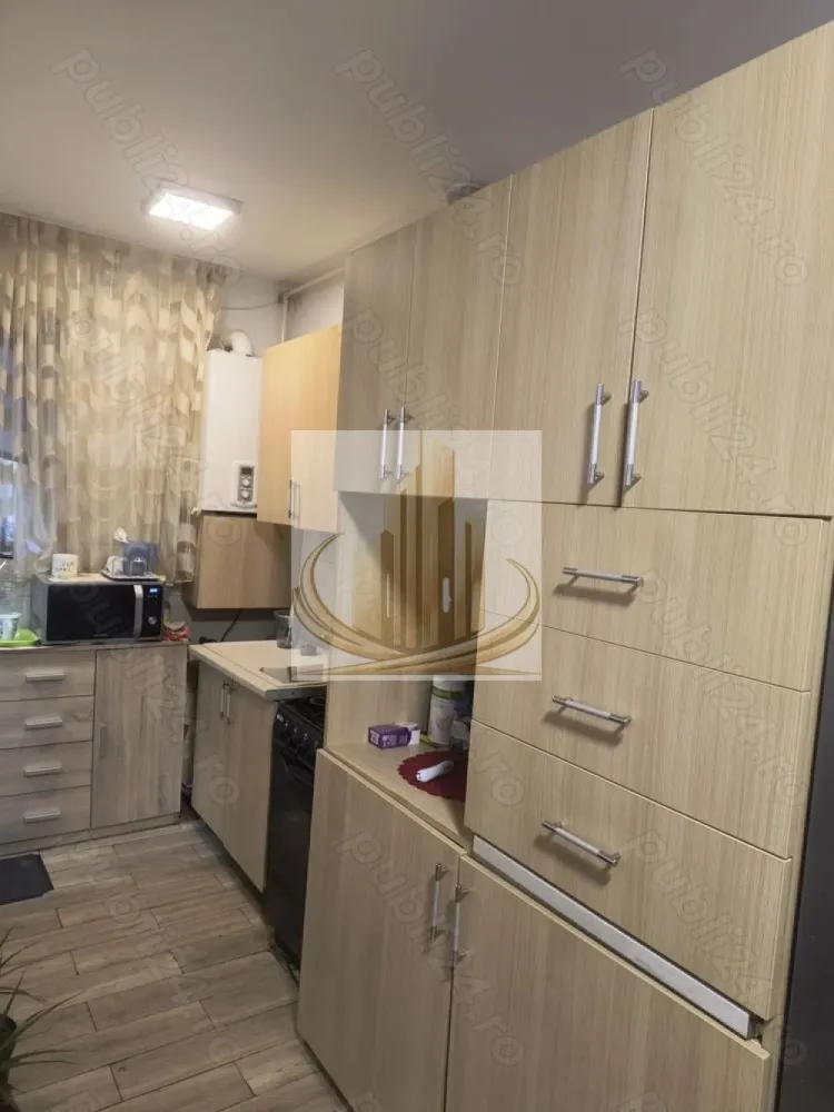 Apartament 1 cameră - Grand Mobilis Imobiliare vă propune spre închiriere un apartament situat la curte comună, ideal pentru persoanele care își doresc liniște și intimitate, într-un cadru plăcut. Locuința se prezintă în condiții foarte bune, fiind pregătită pentru mutare imediată și oferind toate facilitățile necesare unui trai confortabil, precum: • Centrală termică proprie și gaz • Geamuri termopan • Finisaje moderne (gresie și faianță) • Aer condiționat • Conexiune internet • Curte comună, ideală pentru un plus de confort Apartamentul este potrivit pentru cei care caută o locuință practică, bine întreținută și disponibilă imediat. Pentru mai multe informații sau programarea unei vizionări, echipa Grand Mobilis Imobiliare vă stă la dispoziție. }}