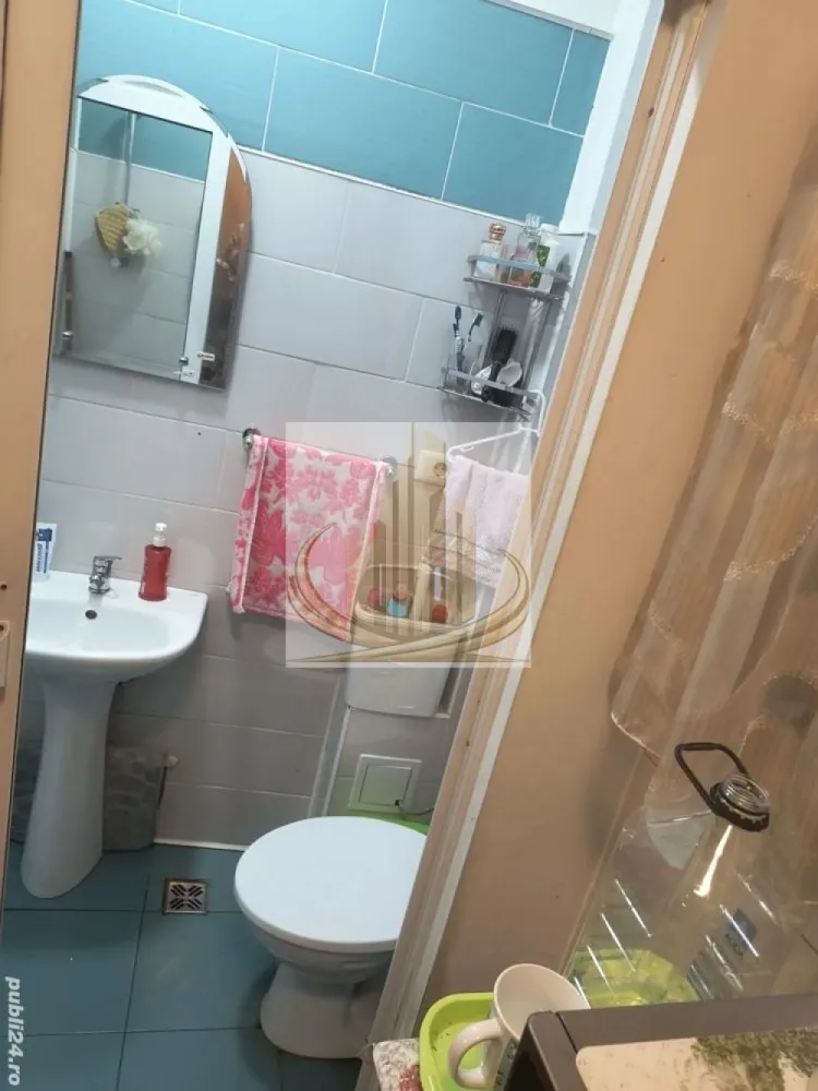 Apartament 1 cameră - Grand Mobilis Imobiliare vă propune spre închiriere un apartament situat la curte comună, ideal pentru persoanele care își doresc liniște și intimitate, într-un cadru plăcut. Locuința se prezintă în condiții foarte bune, fiind pregătită pentru mutare imediată și oferind toate facilitățile necesare unui trai confortabil, precum: • Centrală termică proprie și gaz • Geamuri termopan • Finisaje moderne (gresie și faianță) • Aer condiționat • Conexiune internet • Curte comună, ideală pentru un plus de confort Apartamentul este potrivit pentru cei care caută o locuință practică, bine întreținută și disponibilă imediat. Pentru mai multe informații sau programarea unei vizionări, echipa Grand Mobilis Imobiliare vă stă la dispoziție. }}