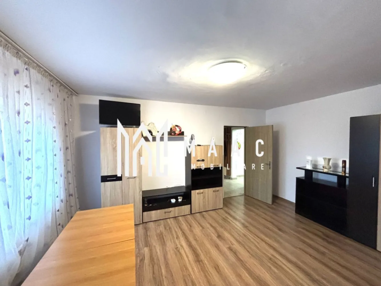 Apartament 3 Camere | Decomandat | 2 Bai | Terezian - MAAC Imobiliare vă propune spre închiriere un apartament situat în zona Terezian. Cu o compartimentare decomandată și o suprafață utilă de 55 mp, acest apartament este configurat special pentru a oferi intimitate și confort, fiind alegerea ideală pentru studenți sau pentru o familie care își dorește acces rapid către punctele de interes ale orașului.

 Dotări și Compartimentare:
Apartamentul se închiriază complet mobilat și utilat, fiind pregătit pentru o mutare imediată:
3 Camere spațioase: Configurate ca sufragerie și două dormitoare luminoase.
Bucătărie separată: Complet echipată pentru nevoile zilnice.
2 Grupuri sanitare: O baie principală dotată cu cadă și o baie de serviciu separată – un avantaj practic major.
Spații de depozitare: Debara și cămară proprii, ideale pentru o organizare eficientă.

 Confort și Eficiență:
Sistem de încălzire: Centrală termică proprie și calorifere, asigurând control total asupra costurilor și confortului termic.
Izolație: Imobilul beneficiază de izolație exterioară, optimizând consumul de energie.
Parcare: Locuri de parcare disponibile în regim deschis, imediat în spatele blocului.

 Localizare:
Proprietatea beneficiază de o locație excelentă, cu acces rapid către Facultatea de Medicină, fiind perfectă pentru cei care își doresc să reducă timpul petrecut în trafic. Zona este liniștită și dispune de toate facilitățile urbane în proximitate; școli, grădinițe, farmacii, magazine.

 Condiții Contractuale:
Disponibilitate: Imediată.
Animale de companie: Nu sunt acceptate.
Garanție: Se percepe o garanție în cuantumul unei chirii lunare.

Pentru mai multe detalii sau pentru programarea unei vizionări, vă rugăm să ne contactați specificând ID: CP3044047