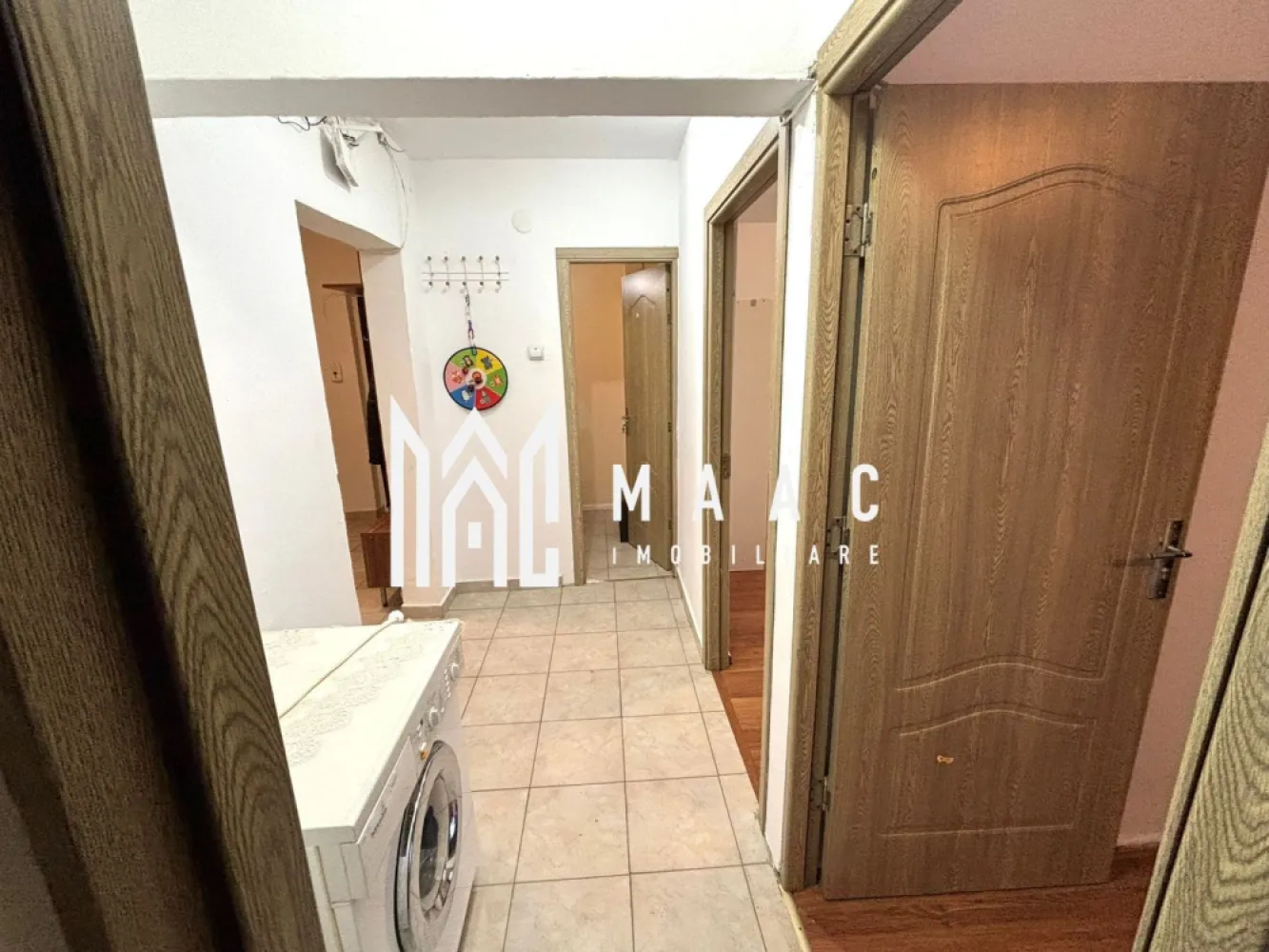 Apartament 3 Camere | Decomandat | 2 Bai | Terezian - MAAC Imobiliare vă propune spre închiriere un apartament situat în zona Terezian. Cu o compartimentare decomandată și o suprafață utilă de 55 mp, acest apartament este configurat special pentru a oferi intimitate și confort, fiind alegerea ideală pentru studenți sau pentru o familie care își dorește acces rapid către punctele de interes ale orașului.

 Dotări și Compartimentare:
Apartamentul se închiriază complet mobilat și utilat, fiind pregătit pentru o mutare imediată:
3 Camere spațioase: Configurate ca sufragerie și două dormitoare luminoase.
Bucătărie separată: Complet echipată pentru nevoile zilnice.
2 Grupuri sanitare: O baie principală dotată cu cadă și o baie de serviciu separată – un avantaj practic major.
Spații de depozitare: Debara și cămară proprii, ideale pentru o organizare eficientă.

 Confort și Eficiență:
Sistem de încălzire: Centrală termică proprie și calorifere, asigurând control total asupra costurilor și confortului termic.
Izolație: Imobilul beneficiază de izolație exterioară, optimizând consumul de energie.
Parcare: Locuri de parcare disponibile în regim deschis, imediat în spatele blocului.

 Localizare:
Proprietatea beneficiază de o locație excelentă, cu acces rapid către Facultatea de Medicină, fiind perfectă pentru cei care își doresc să reducă timpul petrecut în trafic. Zona este liniștită și dispune de toate facilitățile urbane în proximitate; școli, grădinițe, farmacii, magazine.

 Condiții Contractuale:
Disponibilitate: Imediată.
Animale de companie: Nu sunt acceptate.
Garanție: Se percepe o garanție în cuantumul unei chirii lunare.

Pentru mai multe detalii sau pentru programarea unei vizionări, vă rugăm să ne contactați specificând ID: CP3044047