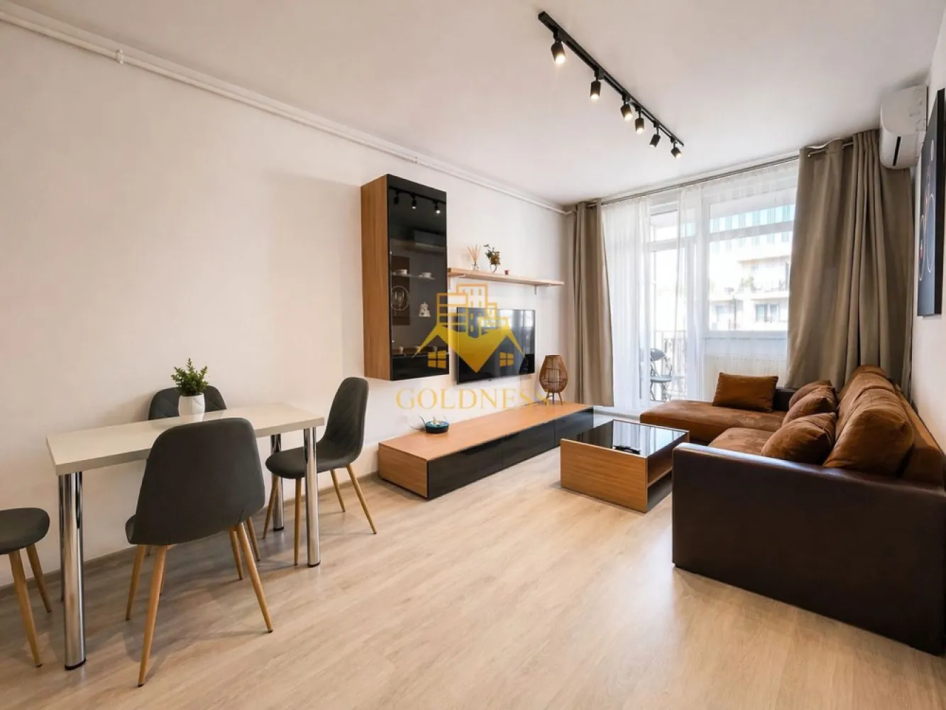 2 Camere Openspace, Petfriendly,Iris, Parcare, Auchan, Lidl, 18 Gym. - GOLDNESS Imobiliare vă propune spre închiriere un apartament cu 2 camere complet mobilat și utilat, la etajul 7 într-un imobil de 8 etaje, în Cartierul Iris. Parcare exterioara 50E lunar! Se află în apropierea stațiilor de transport în comun, magazine, restaurante, spații verzi, farmacii, etc. Apartamentul este compartimentat astfel: - dormitor cu pat matrimonial, dressing, noptiere - living cu bucatarie open space complet utilată și mobilată, canapea extensibilă, loc de servit masa - baie cu cada, calorifer port prosop și dulap pentru depozitare. - balcon 5 mp. Imobilul este dotat cu toate cele necesare- centrală proprie, frigider, aragaz, hotă, mașină de spălat haine, etc. Dacă sunteți interesați de acest apartament și doriți să îl vizionați, dar și pentru alte oferte nu ezitați să ne contactați telefonic sau prin e-mail. Vă stăm la dispoziție! Pentru intermediere se percepe un comision de 50% din prețul chiriei! }}