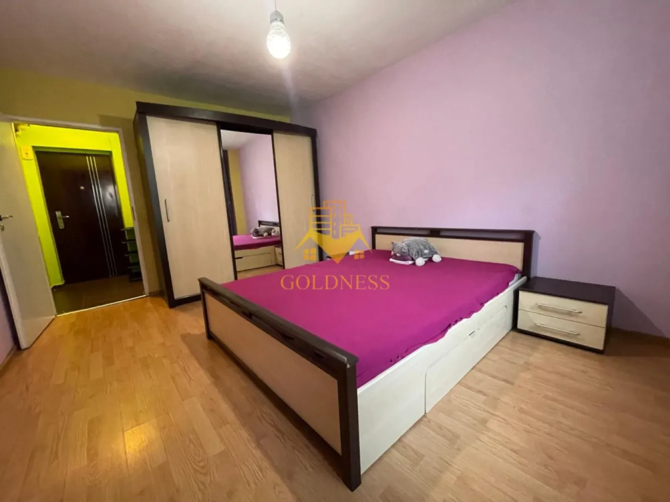 2 camere open-space, Manastur, Mc Donalds, Primăverii, Calvaria, Flora - GOLDNESS Imobiliare vă propune spre închiriere un apartament cu 2 camere open-space, complet mobilat și utilat, la parterul unui imobil de 4 etaje, în Cartierul Mănăștur. Se află în apropierea stațiilor de transport în comun, magazine, restaurante, spații verzi, farmacii, etc. Apartamentul este compartimentat astfel: - dormitor cu pat matrimonial, dressing, noptiere, comodă TV. - living cu bucatarie open space complet utilată și mobilată, canapea extensibilă, loc de servit masa. - baie cu cabina de dus, calorifer port prosop și dulap pentru depozitare. Imobilul este dotat cu toate cele necesare- centrală proprie, frigider, aragaz, hotă, mașină de spălat haine, etc. Dacă sunteți interesați de acest apartament și doriți să îl vizionați, dar și pentru alte oferte nu ezitați să ne contactați telefonic sau prin e-mail. Vă stăm la dispoziție! Pentru intermediere se percepe un comision de 50% din prețul chiriei! }}