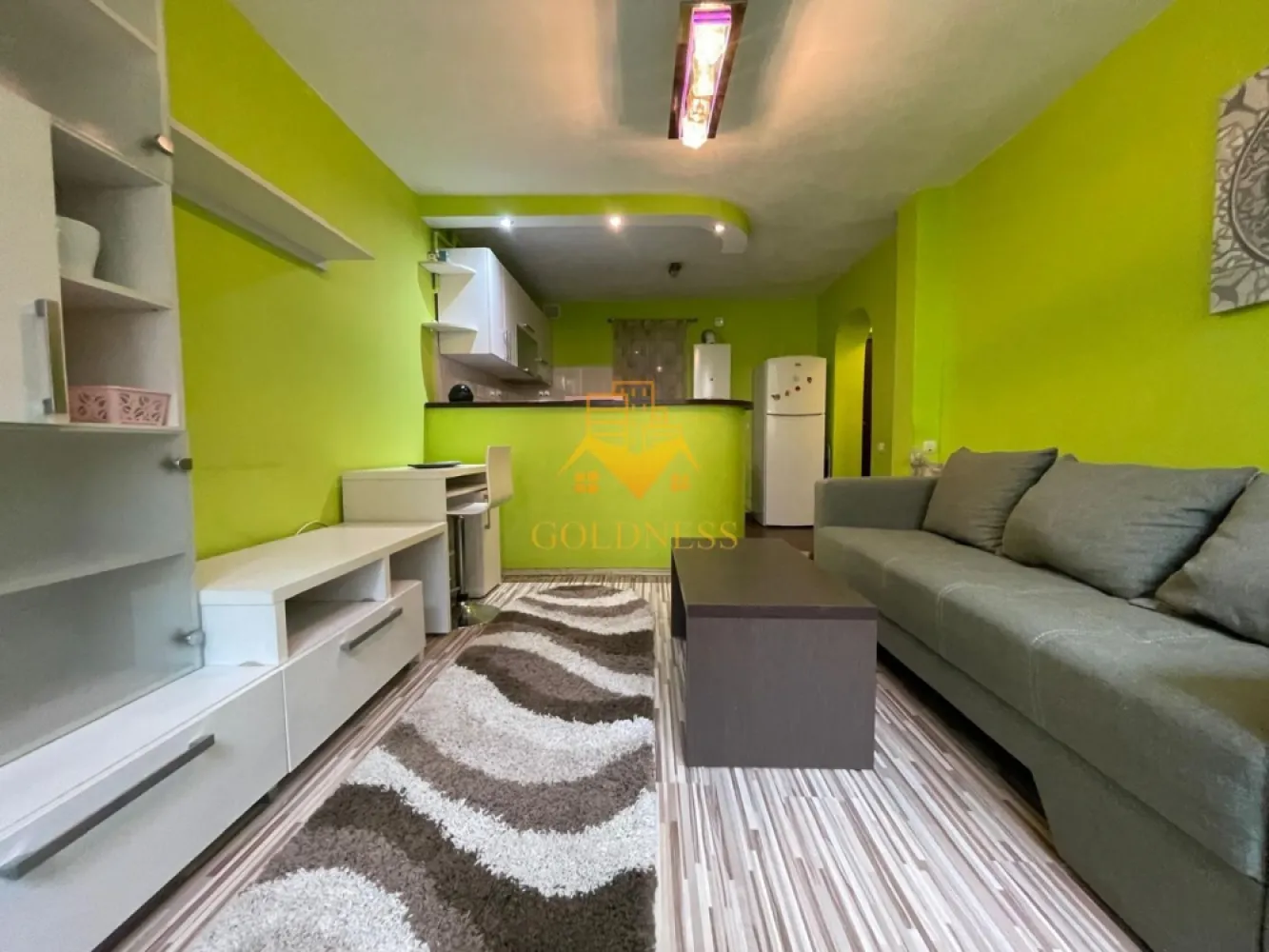 2 camere open-space, Manastur, Mc Donalds, Primăverii, Calvaria, Flora - GOLDNESS Imobiliare vă propune spre închiriere un apartament cu 2 camere open-space, complet mobilat și utilat, la parterul unui imobil de 4 etaje, în Cartierul Mănăștur. Se află în apropierea stațiilor de transport în comun, magazine, restaurante, spații verzi, farmacii, etc. Apartamentul este compartimentat astfel: - dormitor cu pat matrimonial, dressing, noptiere, comodă TV. - living cu bucatarie open space complet utilată și mobilată, canapea extensibilă, loc de servit masa. - baie cu cabina de dus, calorifer port prosop și dulap pentru depozitare. Imobilul este dotat cu toate cele necesare- centrală proprie, frigider, aragaz, hotă, mașină de spălat haine, etc. Dacă sunteți interesați de acest apartament și doriți să îl vizionați, dar și pentru alte oferte nu ezitați să ne contactați telefonic sau prin e-mail. Vă stăm la dispoziție! Pentru intermediere se percepe un comision de 50% din prețul chiriei! }}