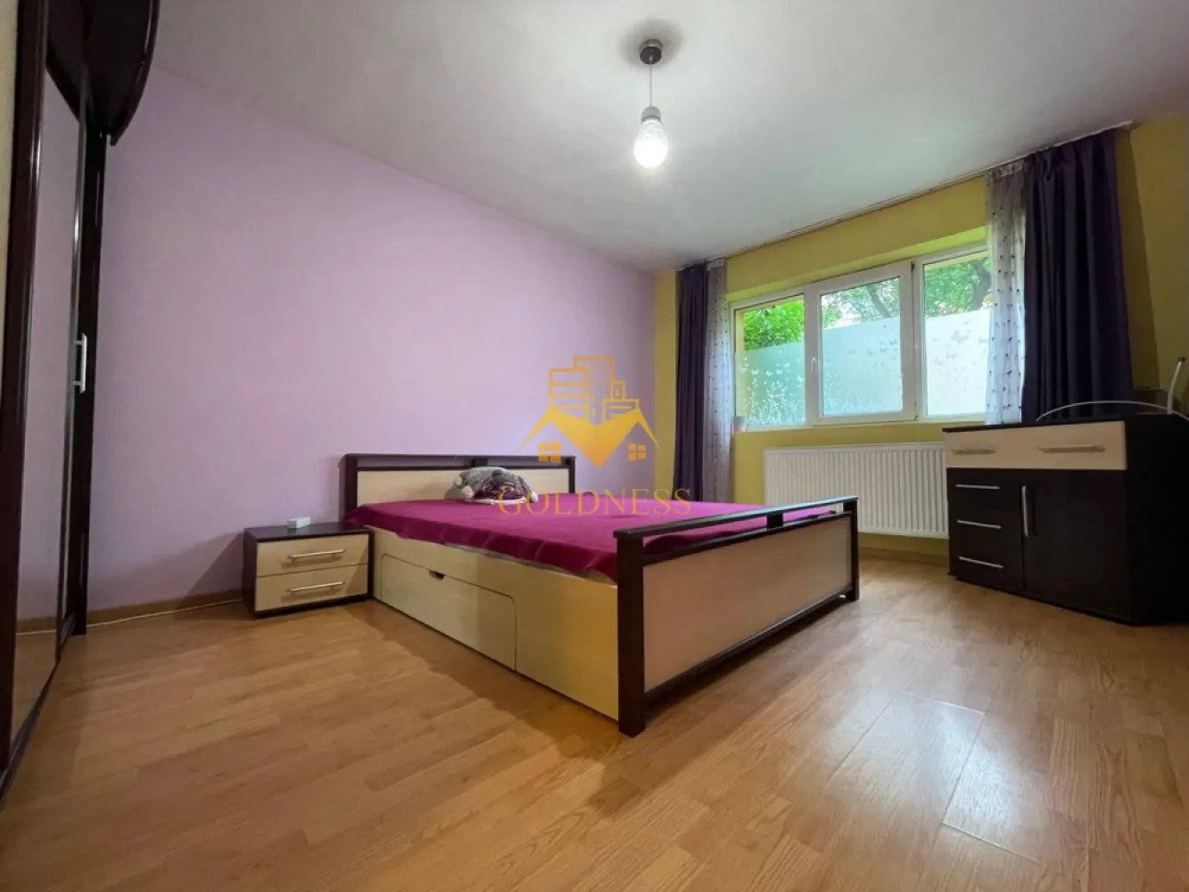 2 camere open-space, Manastur, Mc Donalds, Primăverii, Calvaria, Flora - GOLDNESS Imobiliare vă propune spre închiriere un apartament cu 2 camere open-space, complet mobilat și utilat, la parterul unui imobil de 4 etaje, în Cartierul Mănăștur. Se află în apropierea stațiilor de transport în comun, magazine, restaurante, spații verzi, farmacii, etc. Apartamentul este compartimentat astfel: - dormitor cu pat matrimonial, dressing, noptiere, comodă TV. - living cu bucatarie open space complet utilată și mobilată, canapea extensibilă, loc de servit masa. - baie cu cabina de dus, calorifer port prosop și dulap pentru depozitare. Imobilul este dotat cu toate cele necesare- centrală proprie, frigider, aragaz, hotă, mașină de spălat haine, etc. Dacă sunteți interesați de acest apartament și doriți să îl vizionați, dar și pentru alte oferte nu ezitați să ne contactați telefonic sau prin e-mail. Vă stăm la dispoziție! Pentru intermediere se percepe un comision de 50% din prețul chiriei! }}