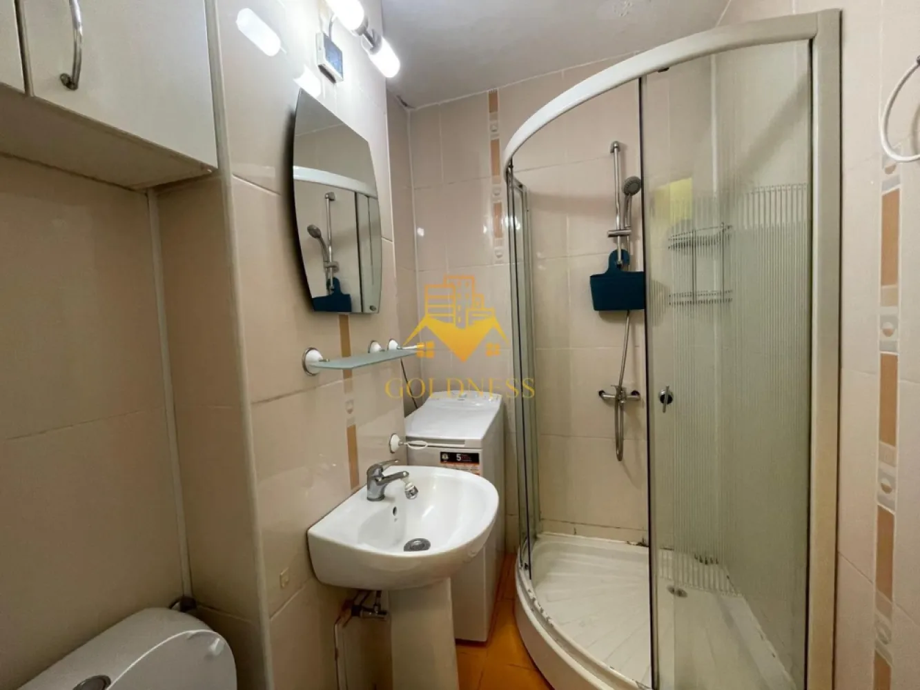 2 camere open-space, Manastur, Mc Donalds, Primăverii, Calvaria, Flora - GOLDNESS Imobiliare vă propune spre închiriere un apartament cu 2 camere open-space, complet mobilat și utilat, la parterul unui imobil de 4 etaje, în Cartierul Mănăștur. Se află în apropierea stațiilor de transport în comun, magazine, restaurante, spații verzi, farmacii, etc. Apartamentul este compartimentat astfel: - dormitor cu pat matrimonial, dressing, noptiere, comodă TV. - living cu bucatarie open space complet utilată și mobilată, canapea extensibilă, loc de servit masa. - baie cu cabina de dus, calorifer port prosop și dulap pentru depozitare. Imobilul este dotat cu toate cele necesare- centrală proprie, frigider, aragaz, hotă, mașină de spălat haine, etc. Dacă sunteți interesați de acest apartament și doriți să îl vizionați, dar și pentru alte oferte nu ezitați să ne contactați telefonic sau prin e-mail. Vă stăm la dispoziție! Pentru intermediere se percepe un comision de 50% din prețul chiriei! }}