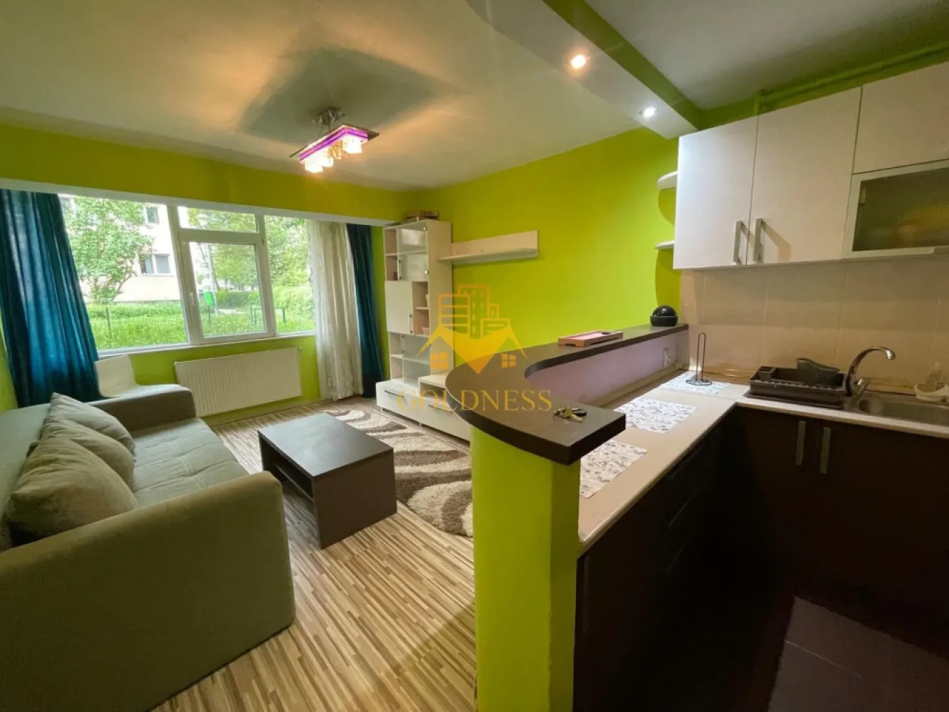 2 camere open-space, Manastur, Mc Donalds, Primăverii, Calvaria, Flora - GOLDNESS Imobiliare vă propune spre închiriere un apartament cu 2 camere open-space, complet mobilat și utilat, la parterul unui imobil de 4 etaje, în Cartierul Mănăștur. Se află în apropierea stațiilor de transport în comun, magazine, restaurante, spații verzi, farmacii, etc. Apartamentul este compartimentat astfel: - dormitor cu pat matrimonial, dressing, noptiere, comodă TV. - living cu bucatarie open space complet utilată și mobilată, canapea extensibilă, loc de servit masa. - baie cu cabina de dus, calorifer port prosop și dulap pentru depozitare. Imobilul este dotat cu toate cele necesare- centrală proprie, frigider, aragaz, hotă, mașină de spălat haine, etc. Dacă sunteți interesați de acest apartament și doriți să îl vizionați, dar și pentru alte oferte nu ezitați să ne contactați telefonic sau prin e-mail. Vă stăm la dispoziție! Pentru intermediere se percepe un comision de 50% din prețul chiriei! }}