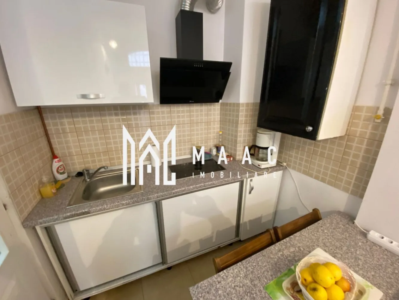 Studio | Etaj 1 | Nicolae Balcescu - MAAC Imobiliare vă propune spre vânzare un studio modern în regim hotelier, situat în zona ultracentrală, într-una dintre cele mai căutate și dinamice locații ale orașului. Proprietatea reprezintă o oportunitate excelentă de investiție imobiliară, având potențial ridicat de închiriere în regim hotelier datorită poziționării premium și accesului facil către principalele puncte de interes.

Amplasăt la doar câțiva pași de atracțiile turistice, restaurante, cafenele, centre de afaceri și zone comerciale, studioul oferă condiții ideale atât pentru turiști, cât și pentru persoanele aflate în delegații sau călătorii de business. Locația ultracentrală asigură vizibilitate și atractivitate constantă pe piața închirierilor pe termen scurt.

Proprietatea oferă un ambient intim și primitor, fiind concepută pentru a îmbina funcționalitatea cu confortul specific unei unități de cazare moderne. Accesul rapid la transportul public facilitează deplasarea către orice zonă a orașului, iar proximitatea față de muzee, teatre și centre comerciale crește valoarea investițională a acestui studio în regim hotelier.

Prin poziționarea ultracentrală și versatilitatea utilizării, această proprietate reprezintă o alegere potrivită atât pentru exploatare turistică, cât și pentru închiriere către segmentul corporate.

Pentru mai multe informații, vă rugăm să menționați numărul CP3047528 la telefon.
