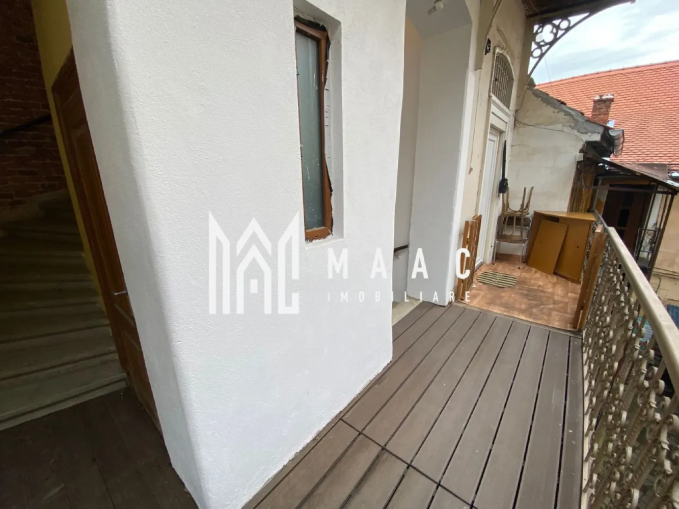 Studio | Etaj 1 | Nicolae Balcescu - MAAC Imobiliare vă propune spre vânzare un studio modern în regim hotelier, situat în zona ultracentrală, într-una dintre cele mai căutate și dinamice locații ale orașului. Proprietatea reprezintă o oportunitate excelentă de investiție imobiliară, având potențial ridicat de închiriere în regim hotelier datorită poziționării premium și accesului facil către principalele puncte de interes.

Amplasăt la doar câțiva pași de atracțiile turistice, restaurante, cafenele, centre de afaceri și zone comerciale, studioul oferă condiții ideale atât pentru turiști, cât și pentru persoanele aflate în delegații sau călătorii de business. Locația ultracentrală asigură vizibilitate și atractivitate constantă pe piața închirierilor pe termen scurt.

Proprietatea oferă un ambient intim și primitor, fiind concepută pentru a îmbina funcționalitatea cu confortul specific unei unități de cazare moderne. Accesul rapid la transportul public facilitează deplasarea către orice zonă a orașului, iar proximitatea față de muzee, teatre și centre comerciale crește valoarea investițională a acestui studio în regim hotelier.

Prin poziționarea ultracentrală și versatilitatea utilizării, această proprietate reprezintă o alegere potrivită atât pentru exploatare turistică, cât și pentru închiriere către segmentul corporate.

Pentru mai multe informații, vă rugăm să menționați numărul CP3047528 la telefon.