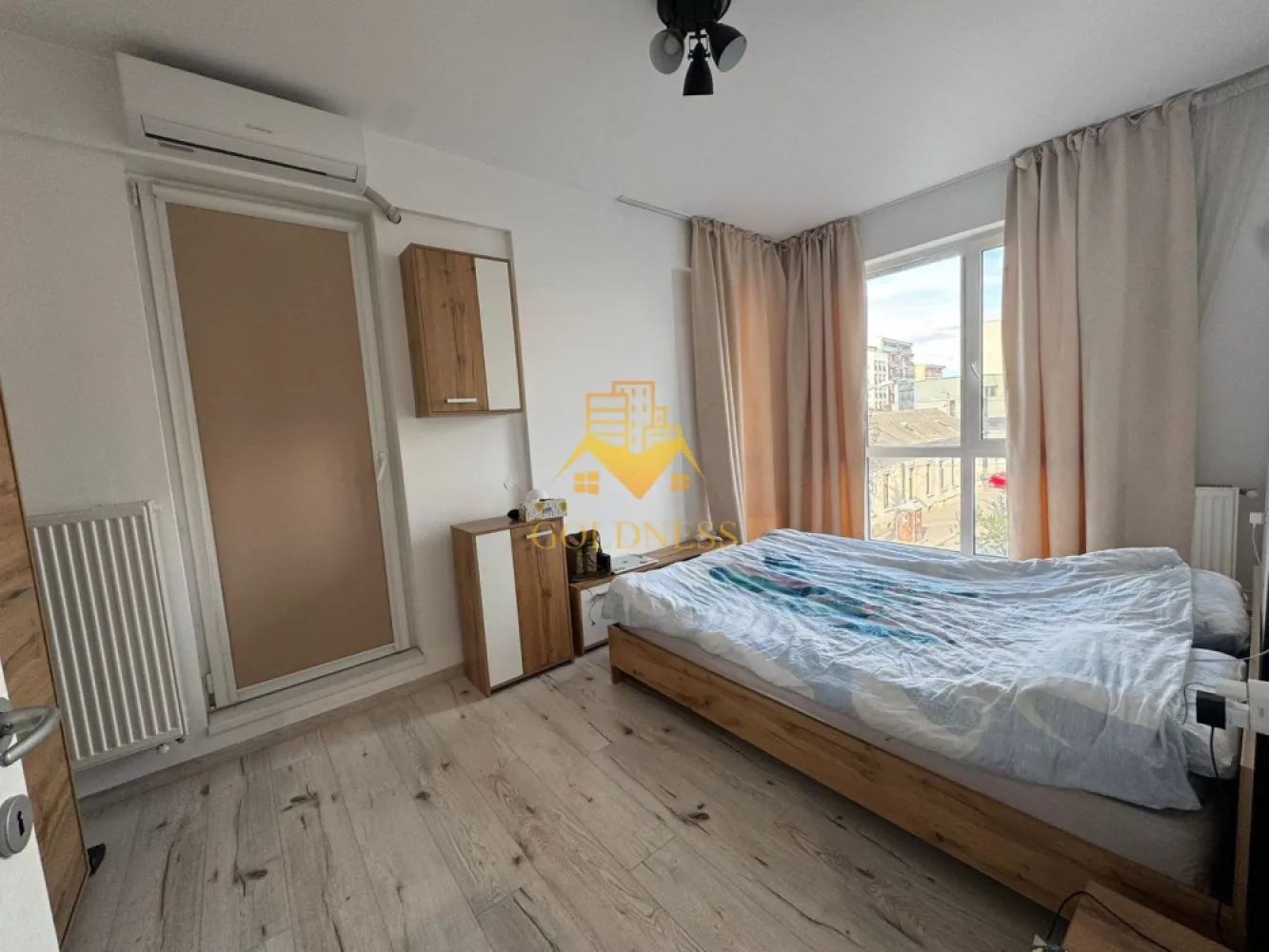 2 camere, parcare, AC, bloc nou, Zona Centrala, BOSCH, NTT Data, Scala - GOLDNESS Imobiliare vă propune spre închiriere un apartament cu 2 camere complet mobilat și utilat, la etajul 2 într-un imobil de 4 etaje, în Zona Centrala. Dispune de loc de parcare subterana inclusa in pret! Se află în apropierea stațiilor de transport în comun, magazine, restaurante, spații verzi, farmacii, etc. Apartamentul este compartimentat astfel: - dormitor cu pat matrimonial, dressing, noptiere - living cu canapea, spatiu pentru depozitare, birou - bucatarie complet utilată și mobilată, loc de luat masa - baie cu cada, calorifer port prosop și dulap pentru depozitare. - balcon de 4 mp. Imobilul este dotat cu toate cele necesare- centrală proprie, frigider, aragaz, hotă, mașină de spălat haine, AC, etc. Dacă sunteți interesați de acest apartament și doriți să îl vizionați, dar și pentru alte oferte nu ezitați să ne contactați telefonic sau prin e-mail. Vă stăm la dispoziție! Pentru intermediere se percepe un comision de 50% din prețul chiriei! }}