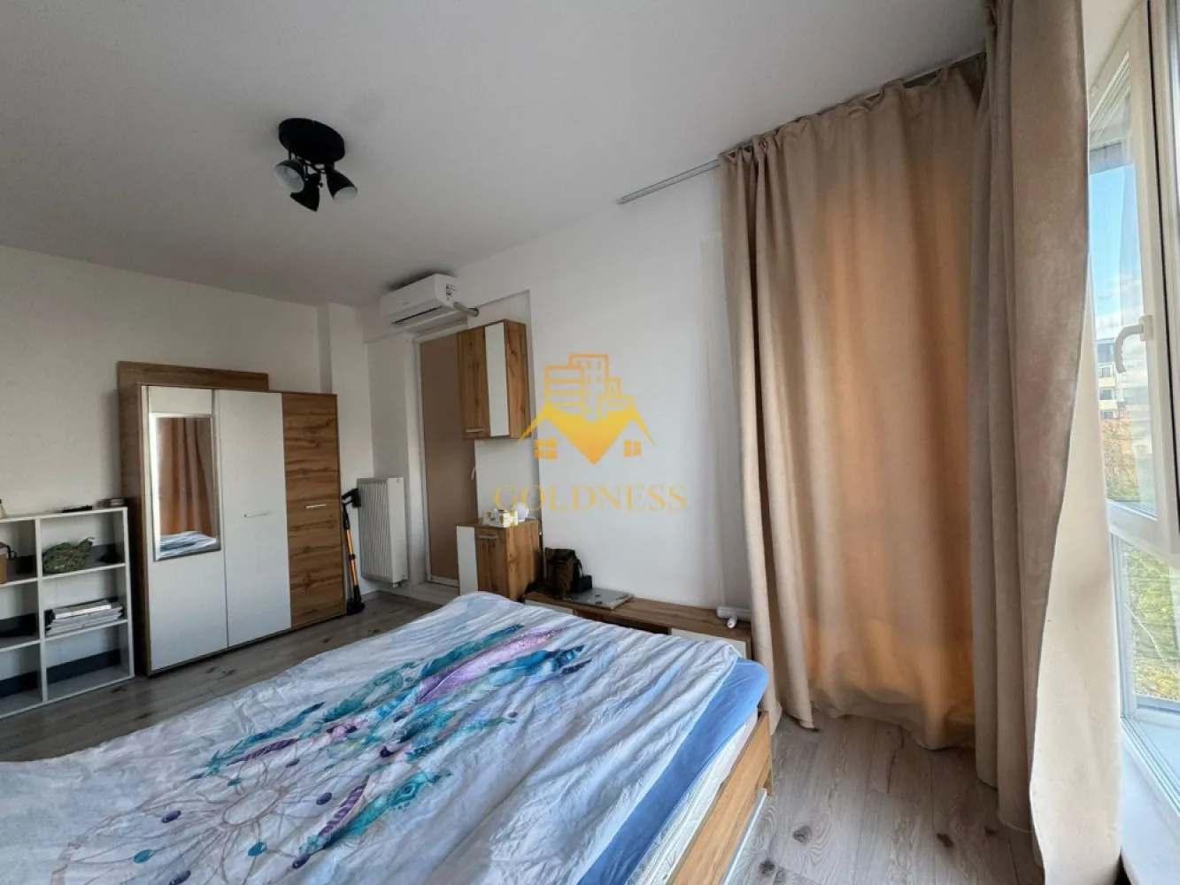 2 camere, parcare, AC, bloc nou, Zona Centrala, BOSCH, NTT Data, Scala - GOLDNESS Imobiliare vă propune spre închiriere un apartament cu 2 camere complet mobilat și utilat, la etajul 2 într-un imobil de 4 etaje, în Zona Centrala. Dispune de loc de parcare subterana inclusa in pret! Se află în apropierea stațiilor de transport în comun, magazine, restaurante, spații verzi, farmacii, etc. Apartamentul este compartimentat astfel: - dormitor cu pat matrimonial, dressing, noptiere - living cu canapea, spatiu pentru depozitare, birou - bucatarie complet utilată și mobilată, loc de luat masa - baie cu cada, calorifer port prosop și dulap pentru depozitare. - balcon de 4 mp. Imobilul este dotat cu toate cele necesare- centrală proprie, frigider, aragaz, hotă, mașină de spălat haine, AC, etc. Dacă sunteți interesați de acest apartament și doriți să îl vizionați, dar și pentru alte oferte nu ezitați să ne contactați telefonic sau prin e-mail. Vă stăm la dispoziție! Pentru intermediere se percepe un comision de 50% din prețul chiriei! }}