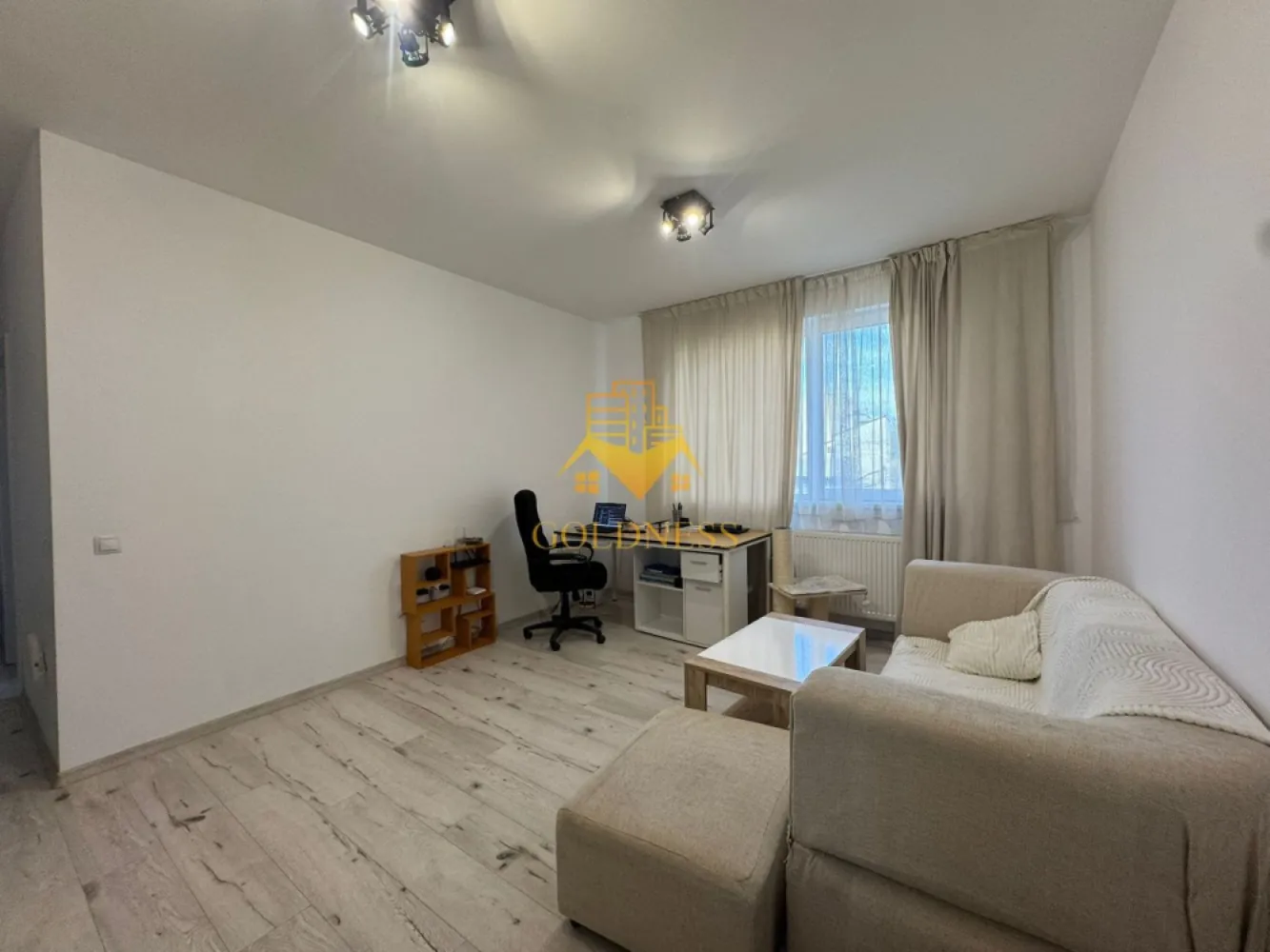 2 camere, parcare, AC, bloc nou, Zona Centrala, BOSCH, NTT Data, Scala - GOLDNESS Imobiliare vă propune spre închiriere un apartament cu 2 camere complet mobilat și utilat, la etajul 2 într-un imobil de 4 etaje, în Zona Centrala. Dispune de loc de parcare subterana inclusa in pret! Se află în apropierea stațiilor de transport în comun, magazine, restaurante, spații verzi, farmacii, etc. Apartamentul este compartimentat astfel: - dormitor cu pat matrimonial, dressing, noptiere - living cu canapea, spatiu pentru depozitare, birou - bucatarie complet utilată și mobilată, loc de luat masa - baie cu cada, calorifer port prosop și dulap pentru depozitare. - balcon de 4 mp. Imobilul este dotat cu toate cele necesare- centrală proprie, frigider, aragaz, hotă, mașină de spălat haine, AC, etc. Dacă sunteți interesați de acest apartament și doriți să îl vizionați, dar și pentru alte oferte nu ezitați să ne contactați telefonic sau prin e-mail. Vă stăm la dispoziție! Pentru intermediere se percepe un comision de 50% din prețul chiriei! }}