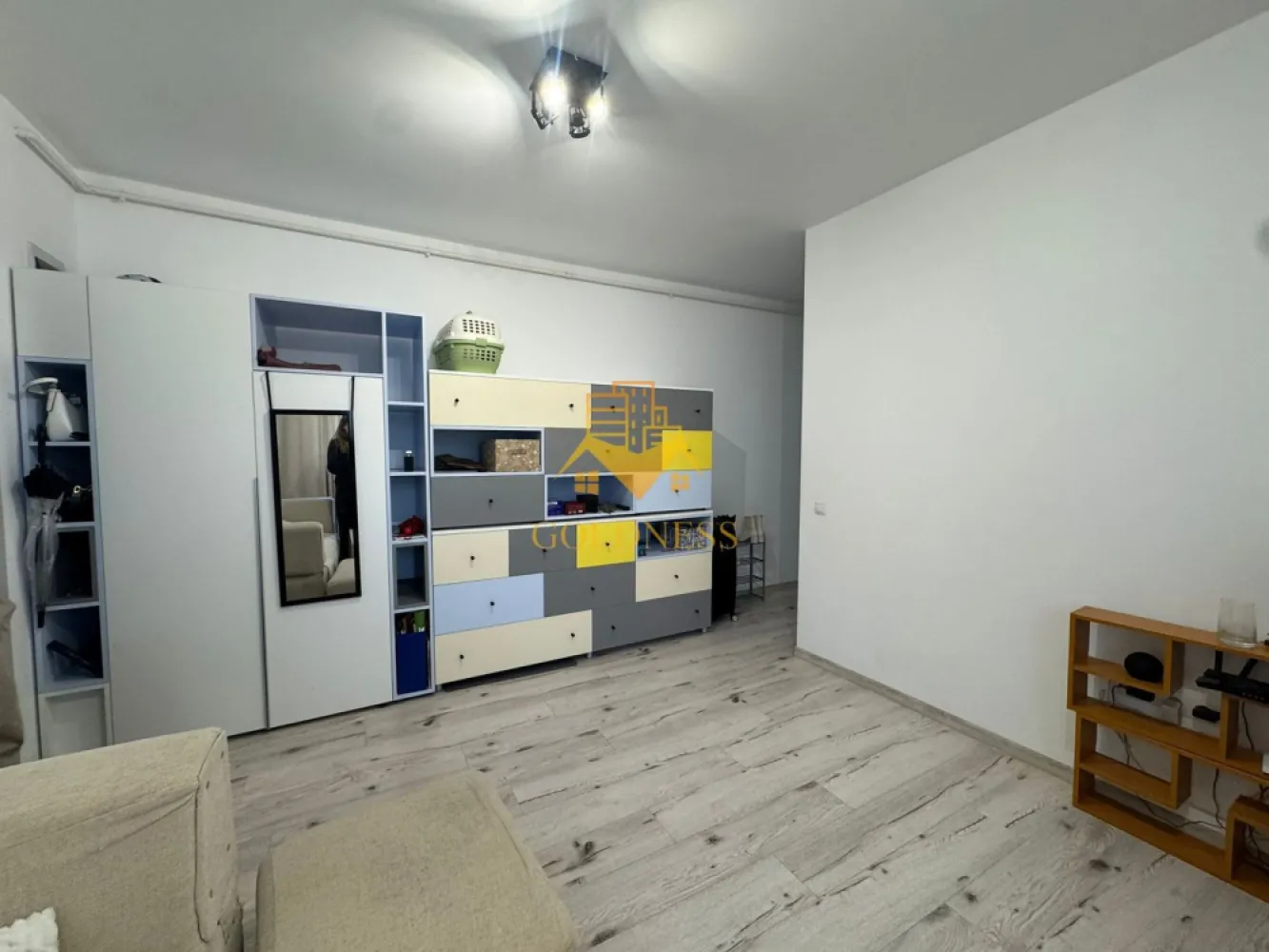 2 camere, parcare, AC, bloc nou, Zona Centrala, BOSCH, NTT Data, Scala - GOLDNESS Imobiliare vă propune spre închiriere un apartament cu 2 camere complet mobilat și utilat, la etajul 2 într-un imobil de 4 etaje, în Zona Centrala. Dispune de loc de parcare subterana inclusa in pret! Se află în apropierea stațiilor de transport în comun, magazine, restaurante, spații verzi, farmacii, etc. Apartamentul este compartimentat astfel: - dormitor cu pat matrimonial, dressing, noptiere - living cu canapea, spatiu pentru depozitare, birou - bucatarie complet utilată și mobilată, loc de luat masa - baie cu cada, calorifer port prosop și dulap pentru depozitare. - balcon de 4 mp. Imobilul este dotat cu toate cele necesare- centrală proprie, frigider, aragaz, hotă, mașină de spălat haine, AC, etc. Dacă sunteți interesați de acest apartament și doriți să îl vizionați, dar și pentru alte oferte nu ezitați să ne contactați telefonic sau prin e-mail. Vă stăm la dispoziție! Pentru intermediere se percepe un comision de 50% din prețul chiriei! }}