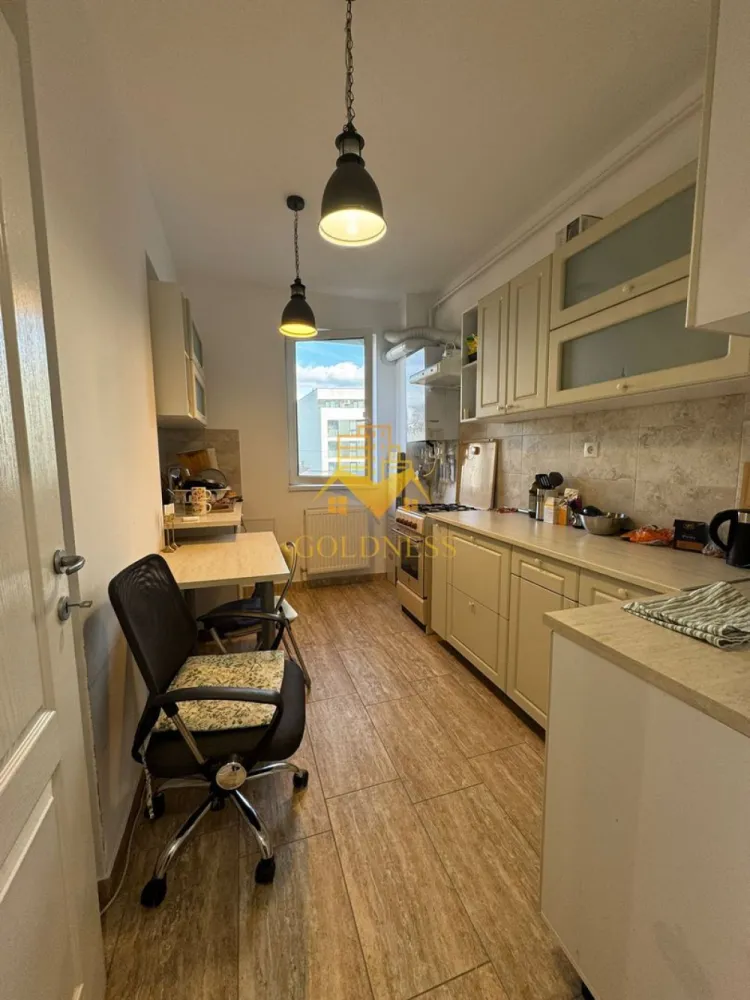2 camere, parcare, AC, bloc nou, Zona Centrala, BOSCH, NTT Data, Scala - GOLDNESS Imobiliare vă propune spre închiriere un apartament cu 2 camere complet mobilat și utilat, la etajul 2 într-un imobil de 4 etaje, în Zona Centrala. Dispune de loc de parcare subterana inclusa in pret! Se află în apropierea stațiilor de transport în comun, magazine, restaurante, spații verzi, farmacii, etc. Apartamentul este compartimentat astfel: - dormitor cu pat matrimonial, dressing, noptiere - living cu canapea, spatiu pentru depozitare, birou - bucatarie complet utilată și mobilată, loc de luat masa - baie cu cada, calorifer port prosop și dulap pentru depozitare. - balcon de 4 mp. Imobilul este dotat cu toate cele necesare- centrală proprie, frigider, aragaz, hotă, mașină de spălat haine, AC, etc. Dacă sunteți interesați de acest apartament și doriți să îl vizionați, dar și pentru alte oferte nu ezitați să ne contactați telefonic sau prin e-mail. Vă stăm la dispoziție! Pentru intermediere se percepe un comision de 50% din prețul chiriei! }}