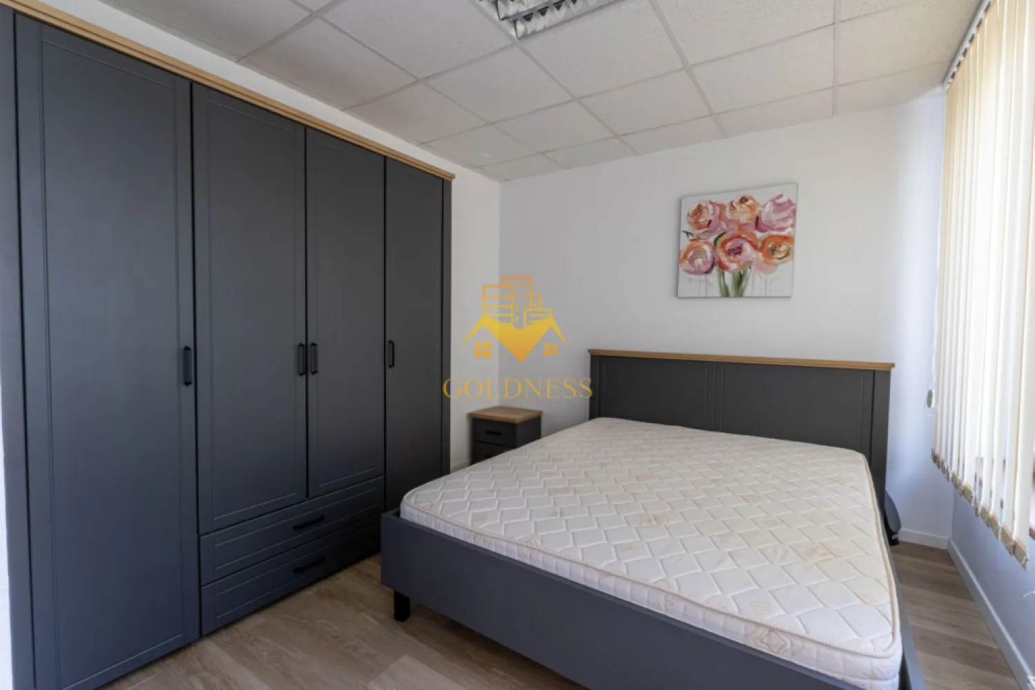 2 camere,parcare,bloc nou,Iris Zona Oasului,Petrom,Parcul Ferovialilor - GOLDNESS Imobiliare vă propune spre închiriere un apartament cu 2 camere complet mobilat și utilat, la etajul 1 într-un imobil de 3 etaje, în Cartierul Iris. Dispune de loc de parcare! Se află în apropierea stațiilor de transport în comun, magazine, restaurante, spații verzi, farmacii, etc. Apartamentul este compartimentat astfel: - dormitor cu pat matrimonial, dressing, noptiere - living cu bucatarie open space complet utilată și mobilată, canapea extensibilă, loc de servit masa - baie cu cabina de dus, calorifer port prosop și dulap pentru depozitare. Imobilul este dotat cu toate cele necesare- centrală proprie, frigider, aragaz, hotă, mașină de spălat haine, etc. Dacă sunteți interesați de acest apartament și doriți să îl vizionați, dar și pentru alte oferte nu ezitați să ne contactați telefonic sau prin e-mail. Vă stăm la dispoziție! Pentru intermediere se percepe un comision de 75% din prețul chiriei! }}