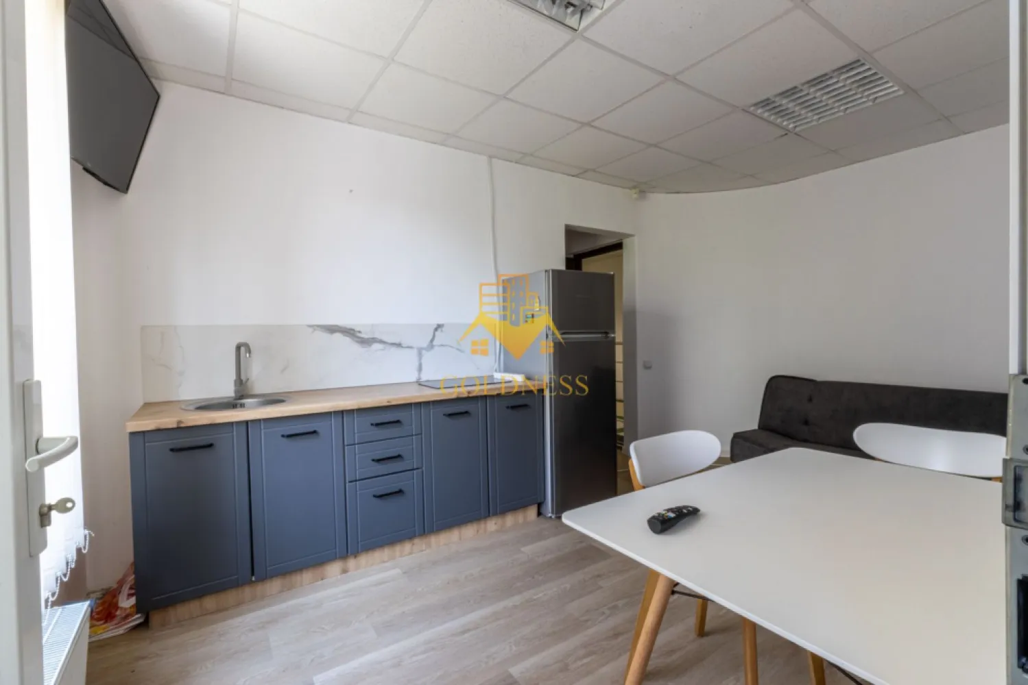 2 camere,parcare,bloc nou,Iris Zona Oasului,Petrom,Parcul Ferovialilor - GOLDNESS Imobiliare vă propune spre închiriere un apartament cu 2 camere complet mobilat și utilat, la etajul 1 într-un imobil de 3 etaje, în Cartierul Iris. Dispune de loc de parcare! Se află în apropierea stațiilor de transport în comun, magazine, restaurante, spații verzi, farmacii, etc. Apartamentul este compartimentat astfel: - dormitor cu pat matrimonial, dressing, noptiere - living cu bucatarie open space complet utilată și mobilată, canapea extensibilă, loc de servit masa - baie cu cabina de dus, calorifer port prosop și dulap pentru depozitare. Imobilul este dotat cu toate cele necesare- centrală proprie, frigider, aragaz, hotă, mașină de spălat haine, etc. Dacă sunteți interesați de acest apartament și doriți să îl vizionați, dar și pentru alte oferte nu ezitați să ne contactați telefonic sau prin e-mail. Vă stăm la dispoziție! Pentru intermediere se percepe un comision de 75% din prețul chiriei! }}