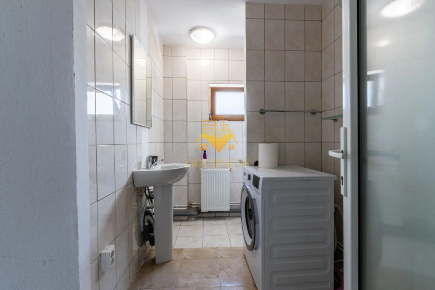 2 camere,parcare,bloc nou,Iris Zona Oasului,Petrom,Parcul Ferovialilor - GOLDNESS Imobiliare vă propune spre închiriere un apartament cu 2 camere complet mobilat și utilat, la etajul 1 într-un imobil de 3 etaje, în Cartierul Iris. Dispune de loc de parcare! Se află în apropierea stațiilor de transport în comun, magazine, restaurante, spații verzi, farmacii, etc. Apartamentul este compartimentat astfel: - dormitor cu pat matrimonial, dressing, noptiere - living cu bucatarie open space complet utilată și mobilată, canapea extensibilă, loc de servit masa - baie cu cabina de dus, calorifer port prosop și dulap pentru depozitare. Imobilul este dotat cu toate cele necesare- centrală proprie, frigider, aragaz, hotă, mașină de spălat haine, etc. Dacă sunteți interesați de acest apartament și doriți să îl vizionați, dar și pentru alte oferte nu ezitați să ne contactați telefonic sau prin e-mail. Vă stăm la dispoziție! Pentru intermediere se percepe un comision de 75% din prețul chiriei! }}