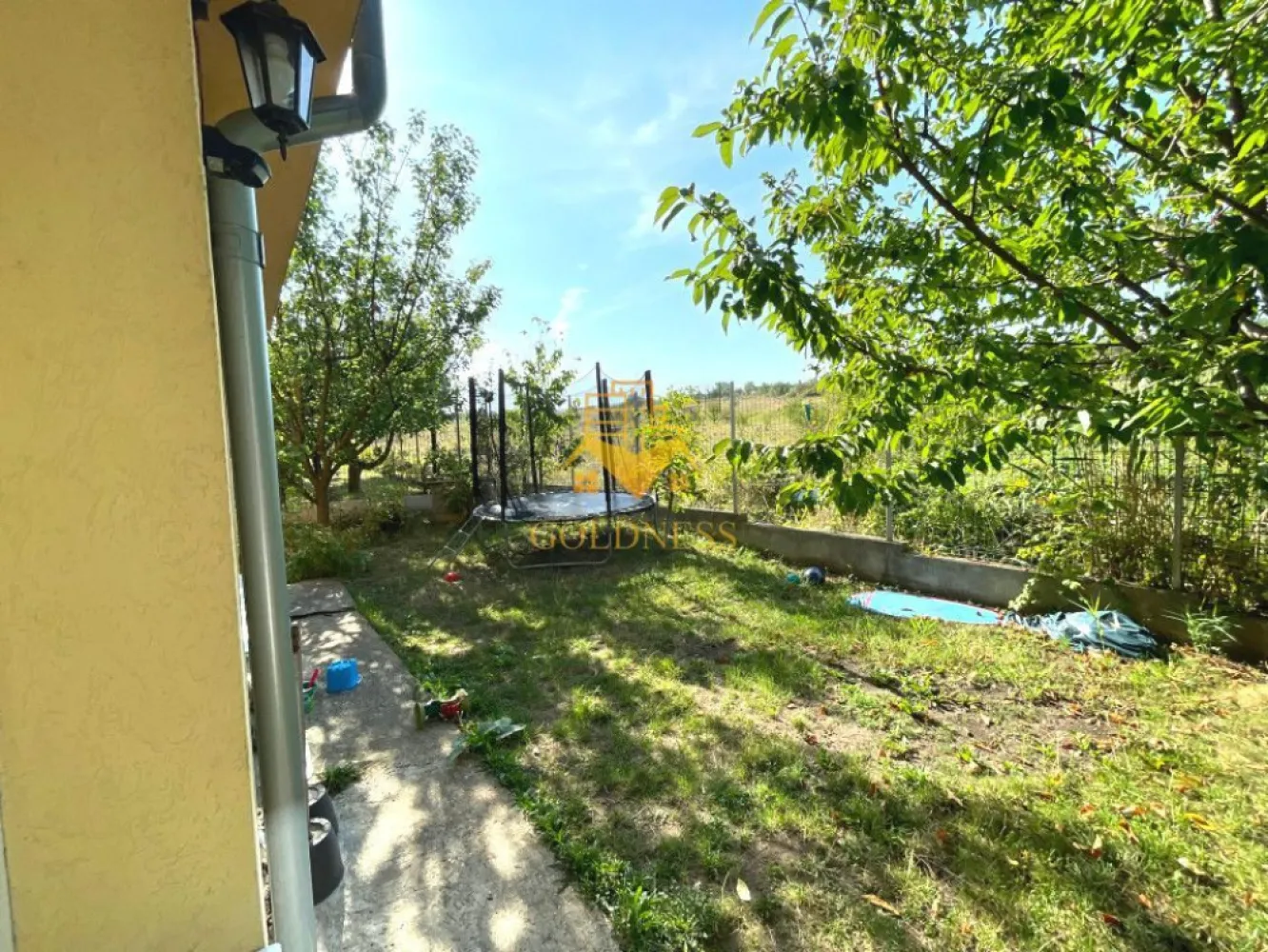 3 camere open space, parcare, Cartierul Borhanci, Romul Ladea, curte - GOLDNESS Imobiliare vă propune spre închiriere un apartament cu 3 camere complet mobilat și utilat, la parter, în Cartierul Borhanci. Dispune de loc de parcare si de terasa! Se află în apropierea stațiilor de transport în comun, magazine, restaurante, spații verzi, farmacii, etc. Apartamentul este compartimentat astfel: - dormitor cu pat matrimonial, dressing, noptiere. - al doilea dormitor cu o canapea extensibilă, dressing. - living cu bucatarie open space complet utilată, canapea extensibilă, loc de servit masa. - baie cu cada, calorifer port prosop și dulap pentru depozitare. - terasa. Imobilul este dotat cu toate cele necesare- centrală proprie, mașină de spălat haine, masina de spalat vase, frigider, plită electrică, hotă, etc. Dacă sunteți interesați de acest apartament și doriți să îl vizionați, dar și pentru alte oferte nu ezitați să ne contactați telefonic sau prin e-mail. Vă stăm la dispoziție! Pentru intermediere se percepe un comision de 50% din prețul chiriei! }}