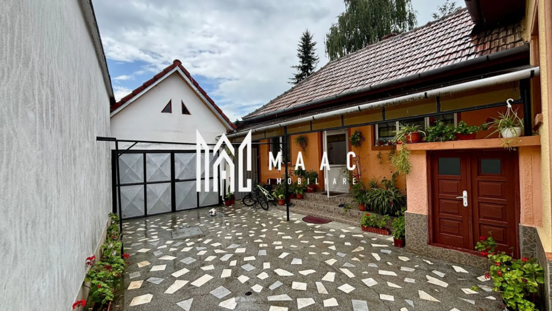 Casa individuala 4 camere I Acces auto I Teren 480mp I Blaj - MAAC IMOBILIARE propune atentiei dumneavoastra o casa solida, singura in curte, cu 4 camere, situata in localitatea Blaj, judetul Alba. Situata in zona Veza, pe un teren de cca 500mp, proprietatea permite accesul auto si are in componenta: casa, magazie, sopron, garaj, pivnita si o gradina pozitionata in spate. Casa, structurata pe un singur nivel, cuprinde: camera de zi cu bucatarie open-space, 3 dormitoare spatioase, 2 holuri, camara, baie cu dus si geam de aerisire, pod. Pivnita are 2 incaperi, perfecte pentru depozitare. Curte libera -cca 270mp. Incalzirea se face cu centrala si calorifere. Casa este solida, din caramida, facuta si intretinuta bine; curtea -in fata este pavata, in spate-spatiu verde. Se vinde mobilata/utilata. Pentru mai multe detalii precizati telefonic ca ati vazut anuntul cu ID: CP2796579 }}