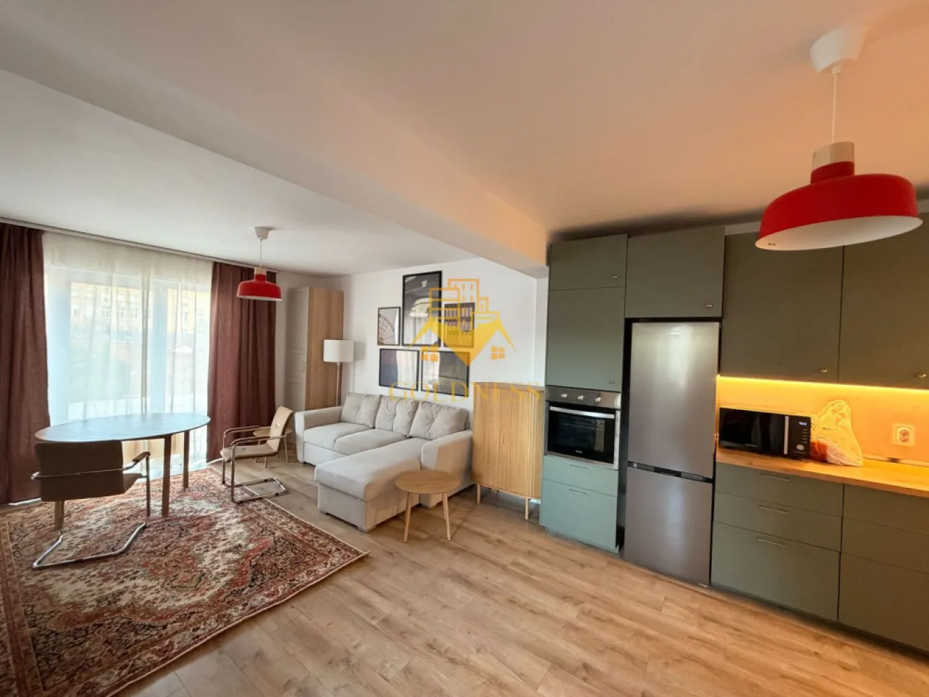 2 camere, modern, bloc nou, Ultracentral Zona Clinicilor, Motilor, UMF - GOLDNESS Imobiliare vă propune spre închiriere un apartament cu 2 camere complet mobilat și utilat, la etajul 2 într-un imobil de 4 etaje, în Zona Ultra Centrala. Se află în apropierea stațiilor de transport în comun, magazine, restaurante, spații verzi, farmacii, etc. Apartamentul este compartimentat astfel: - dormitor cu pat matrimonial, dressing, noptiere - living cu bucatarie open space complet utilată și mobilată, canapea extensibilă, loc de servit masa - baie cu cabina de dus, calorifer port prosop și dulap pentru depozitare. Imobilul este dotat cu toate cele necesare- centrală proprie, frigider, aragaz, hotă, mașină de spălat haine, etc. Dacă sunteți interesați de acest apartament și doriți să îl vizionați, dar și pentru alte oferte nu ezitați să ne contactați telefonic sau prin e-mail. Vă stăm la dispoziție! Pentru intermediere se percepe un comision de 50% din prețul chiriei! }}