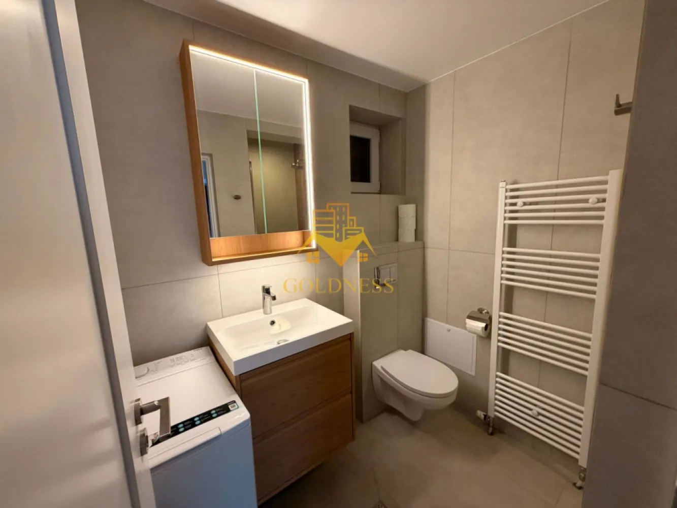 2 camere, modern, bloc nou, Ultracentral Zona Clinicilor, Motilor, UMF - GOLDNESS Imobiliare vă propune spre închiriere un apartament cu 2 camere complet mobilat și utilat, la etajul 2 într-un imobil de 4 etaje, în Zona Ultra Centrala. Se află în apropierea stațiilor de transport în comun, magazine, restaurante, spații verzi, farmacii, etc. Apartamentul este compartimentat astfel: - dormitor cu pat matrimonial, dressing, noptiere - living cu bucatarie open space complet utilată și mobilată, canapea extensibilă, loc de servit masa - baie cu cabina de dus, calorifer port prosop și dulap pentru depozitare. Imobilul este dotat cu toate cele necesare- centrală proprie, frigider, aragaz, hotă, mașină de spălat haine, etc. Dacă sunteți interesați de acest apartament și doriți să îl vizionați, dar și pentru alte oferte nu ezitați să ne contactați telefonic sau prin e-mail. Vă stăm la dispoziție! Pentru intermediere se percepe un comision de 50% din prețul chiriei! }}